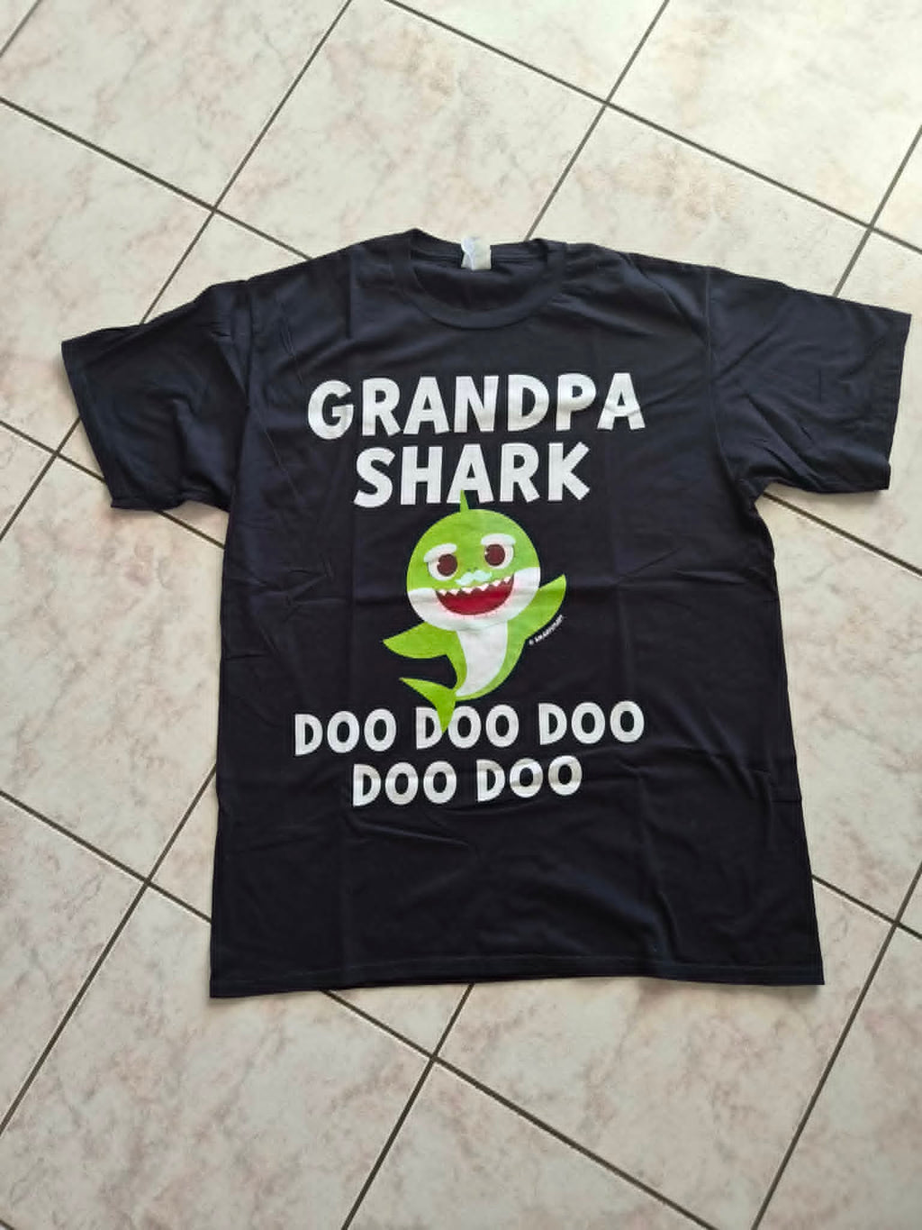 T-shirt Grandpa Shark Doo Doo Doo — Port & Company — L — 100% Coton — Très bon état