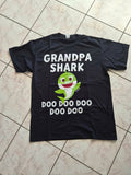 T-shirt Grandpa Shark Doo Doo Doo — Port & Company — L — 100% Coton — Très bon état