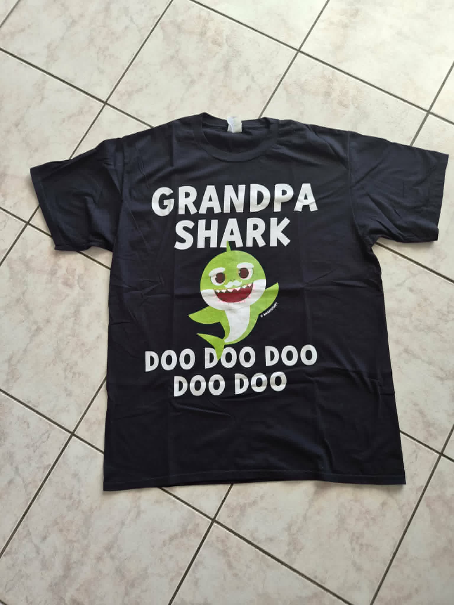 T-shirt Grandpa Shark Doo Doo Doo — Port & Company — L — 100% Coton — Très bon état