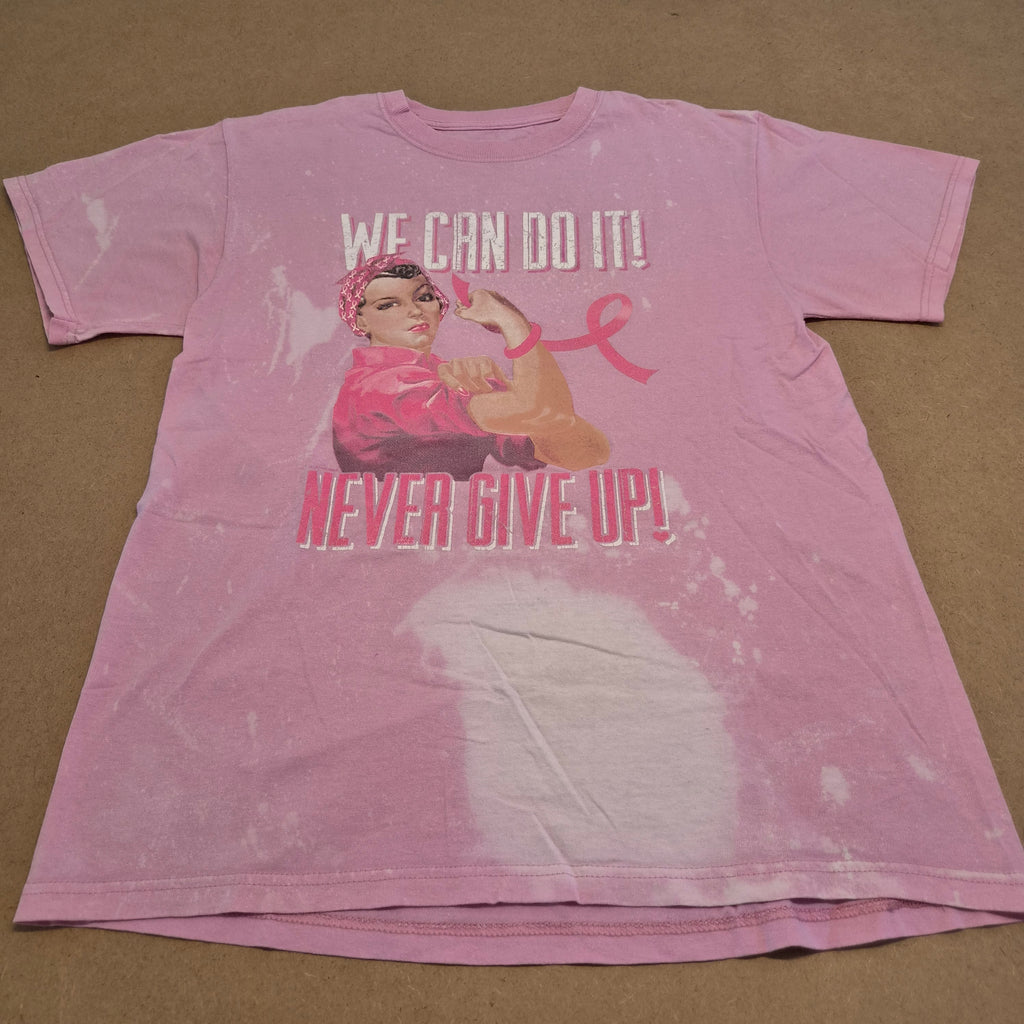 T-Shirt Rose Effet Bleaché "We Can Do It! Never Give Up" PORT & COMPANY – Taille M