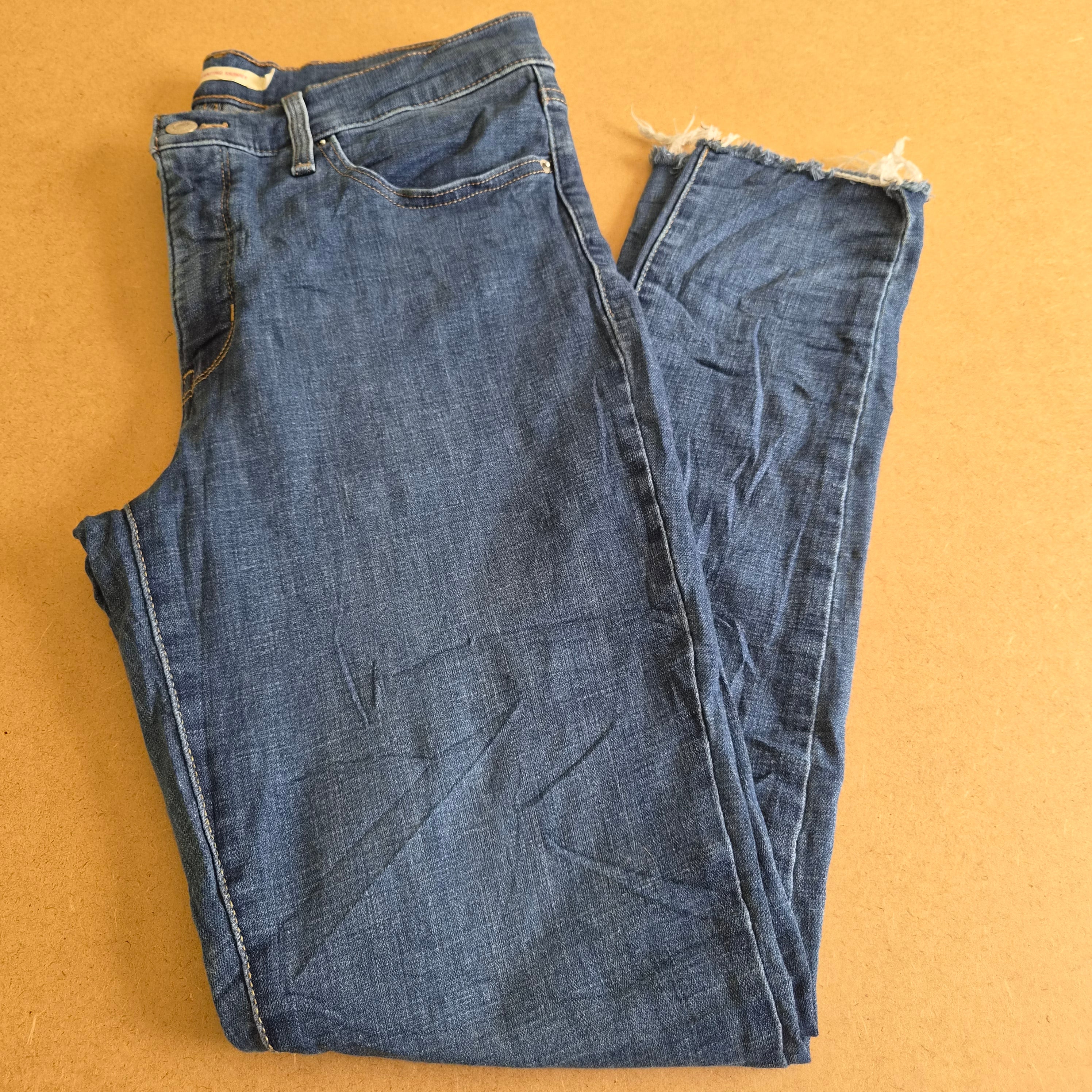 Jean Levi's 311 Shaping Skinny Raw Hem — W31 / FR 40-42 — Très bon état