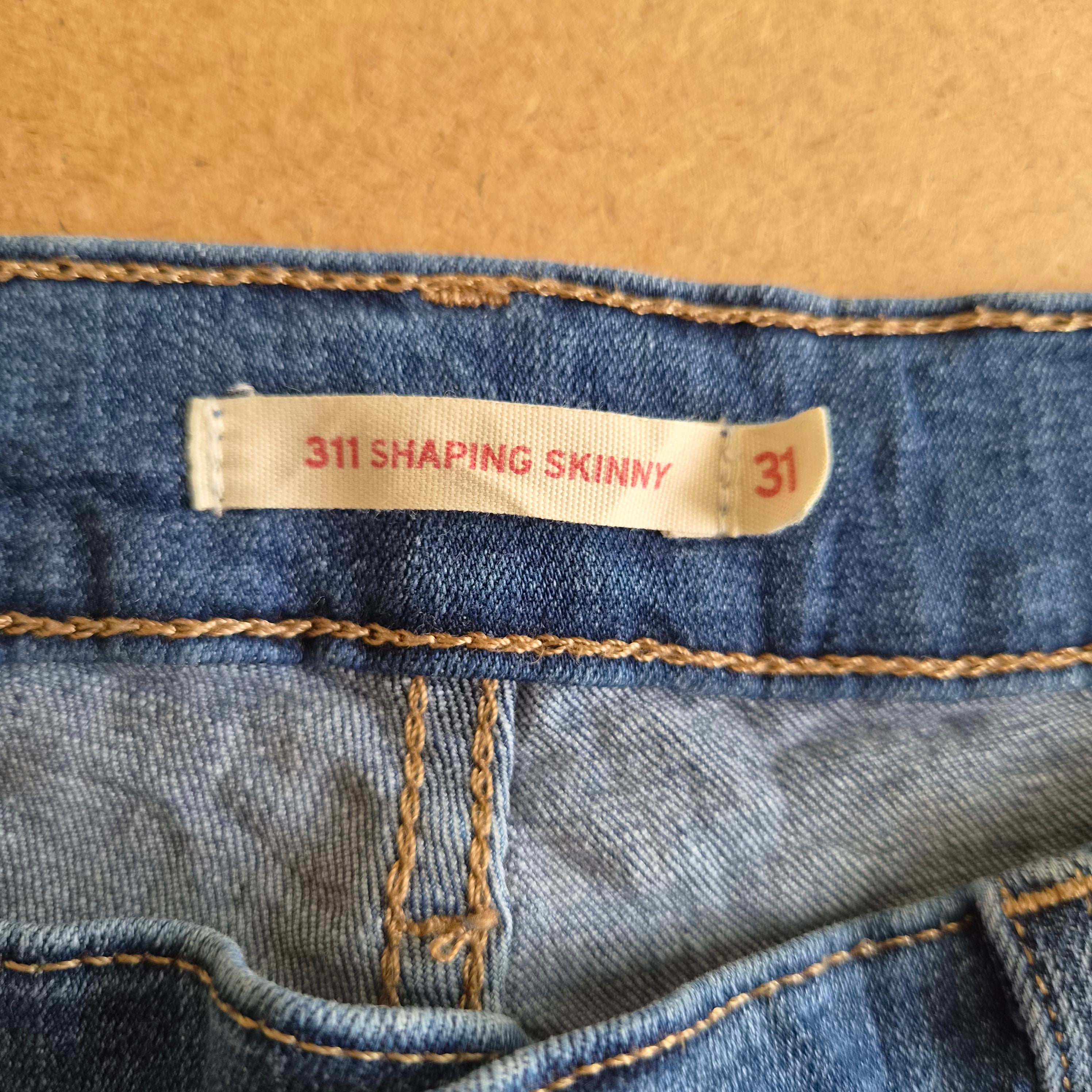 Jean Levi's 311 Shaping Skinny Raw Hem — W31 / FR 40-42 — Très bon état