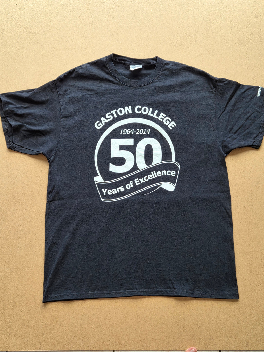 T-shirt Port & Company Gaston College 50 Years of Excellence 1964-2014 Noir — 100% Coton — XL — Très bon état