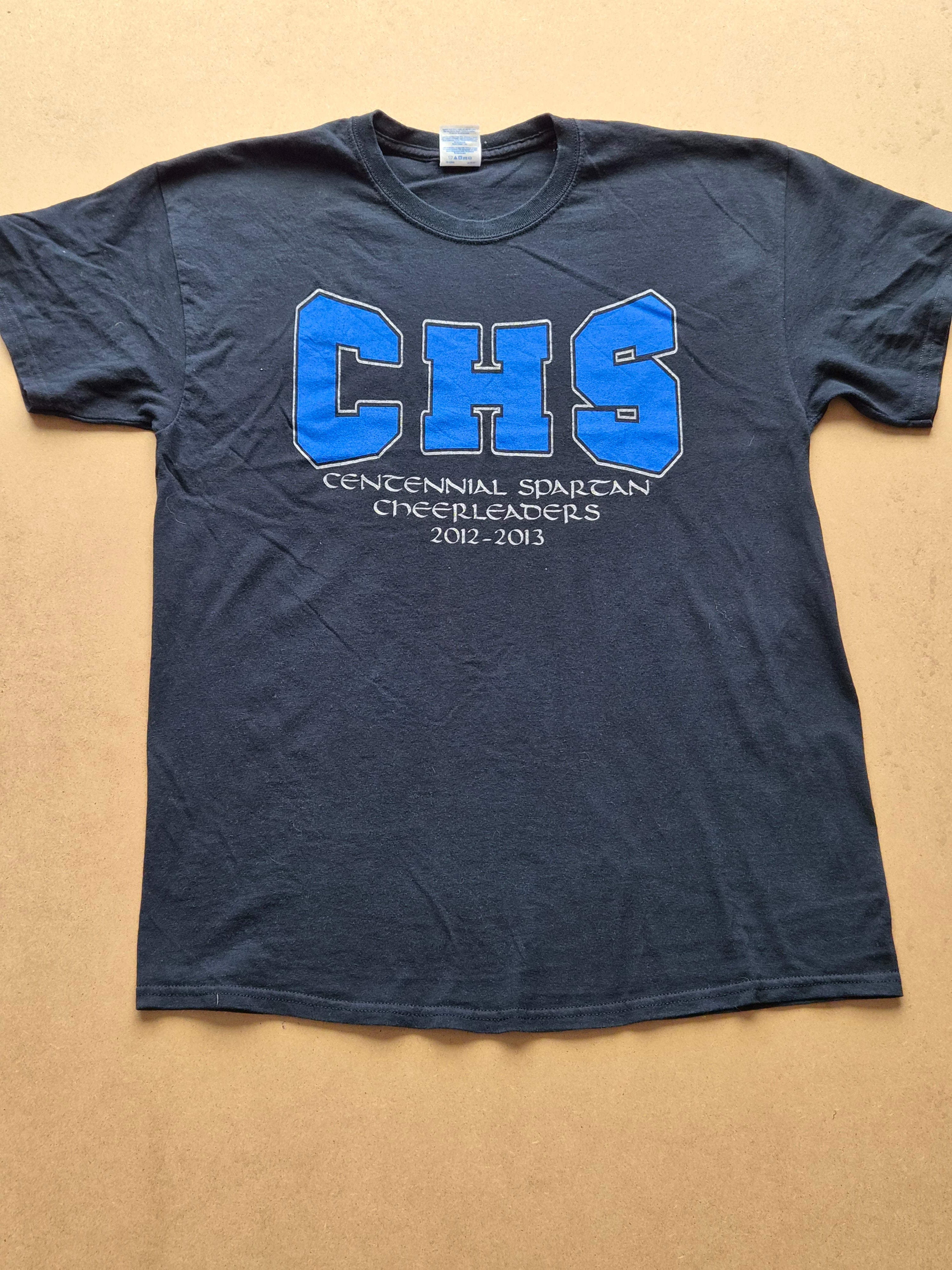 T-shirt Gildan CHS Centennial Spartan Cheerleaders 2012-2013 Noir — 100% Coton Made in Dominican Republic — L — Très bon état