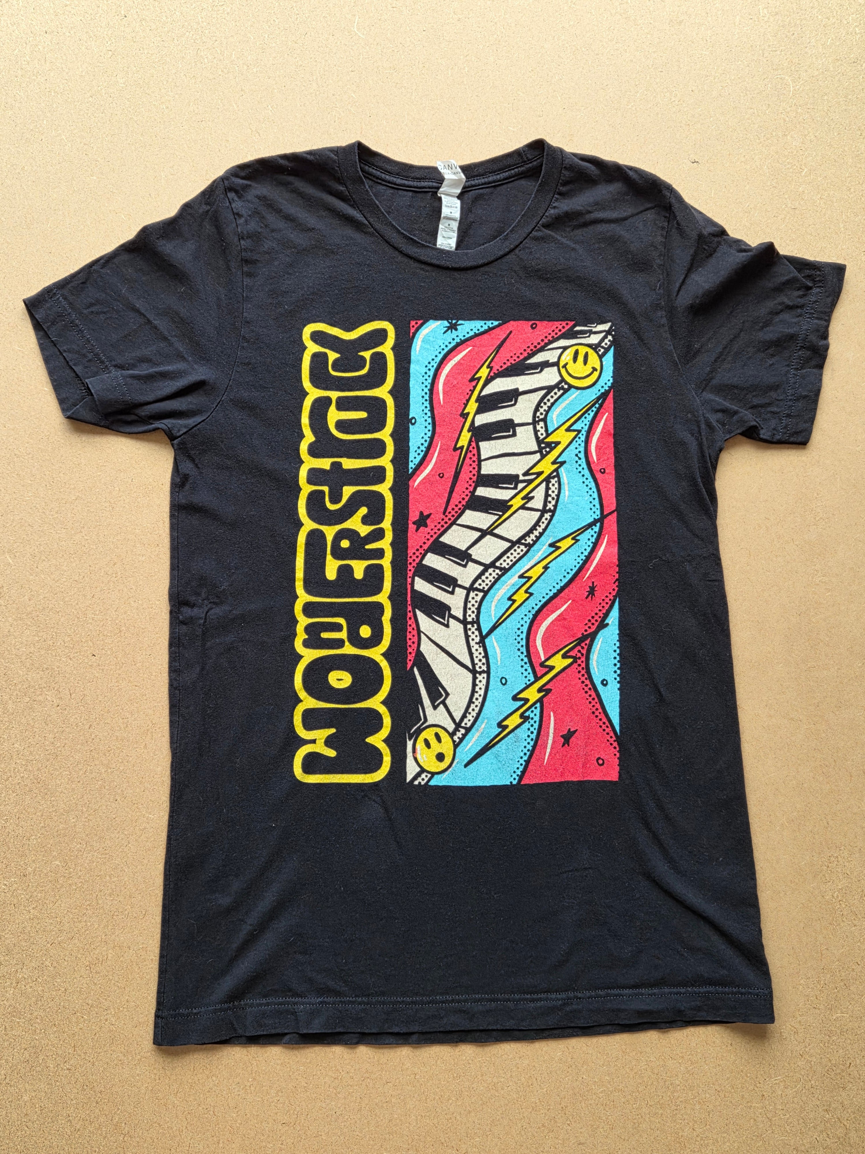 T-shirt Bella+Canvas Wonderstock Noir Délavé — Clavier Piano Psychédélique — M — 100% Coton USA Strong — Bon état