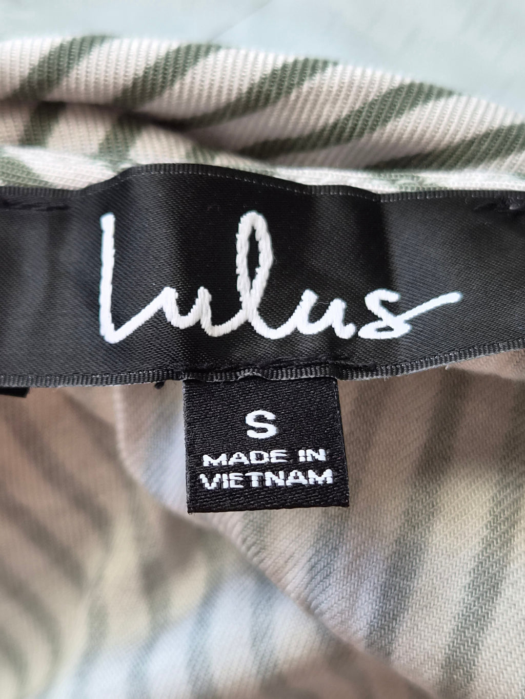 Robe Lulus Rayures kaki crème — Col V Cache-Cœur Manches Nouées Ceinture Boutons — S (XS/S) — 100% Rayon — Très bon état