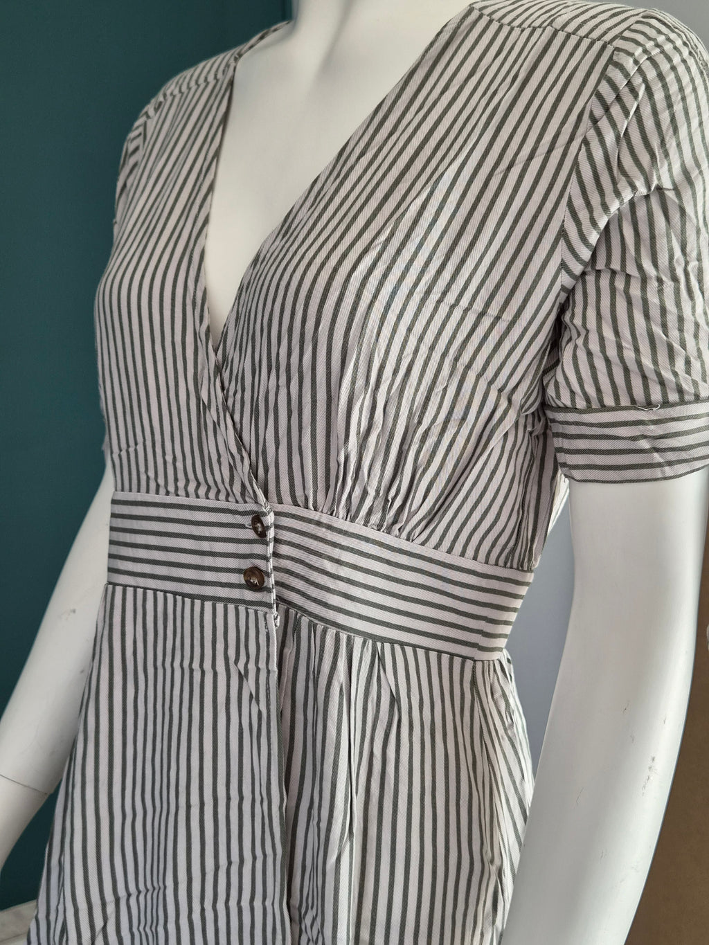 Robe Lulus Rayures kaki crème — Col V Cache-Cœur Manches Nouées Ceinture Boutons — S (XS/S) — 100% Rayon — Très bon état
