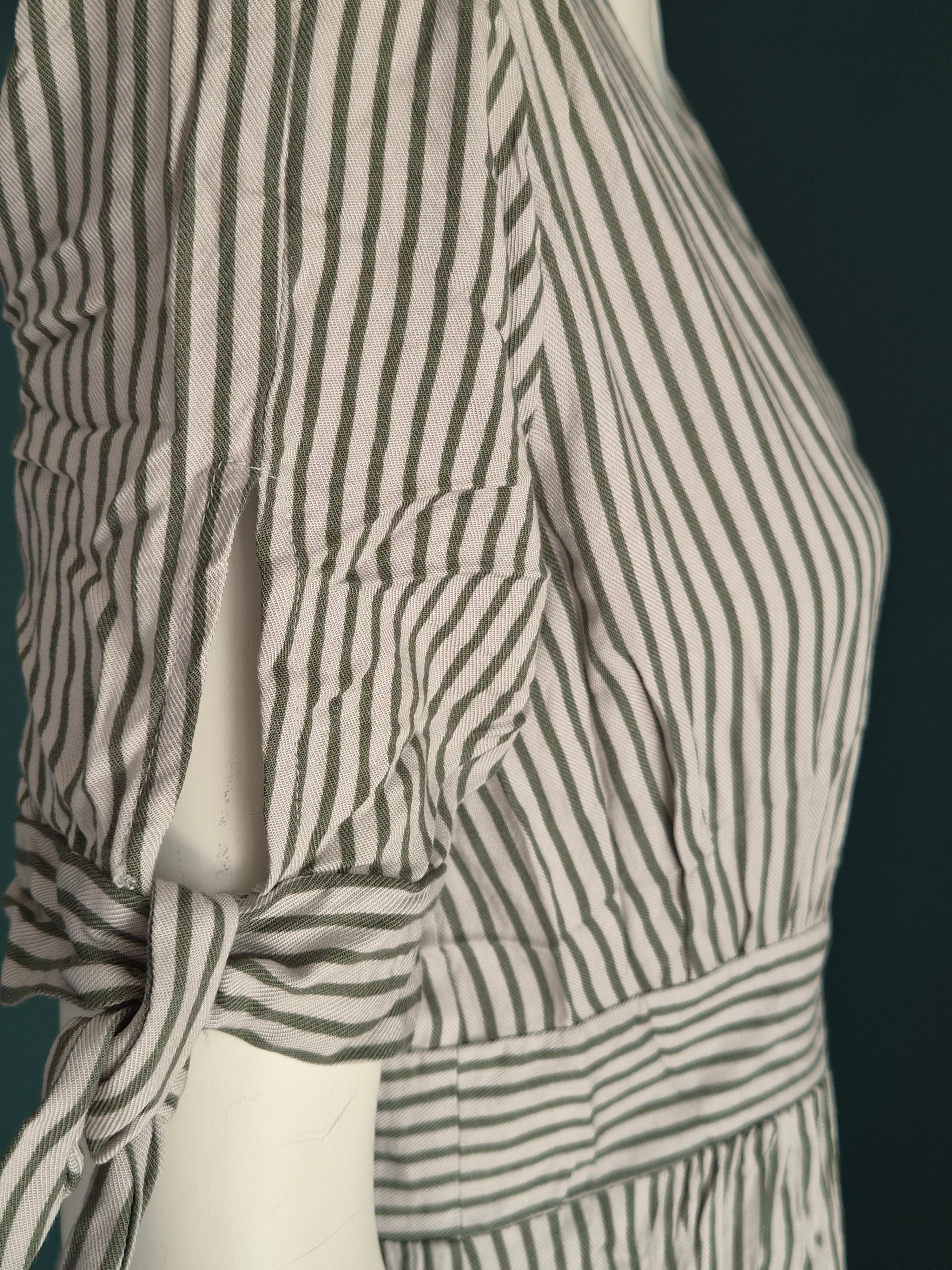 Robe Lulus Rayures kaki crème — Col V Cache-Cœur Manches Nouées Ceinture Boutons — S (XS/S) — 100% Rayon — Très bon état
