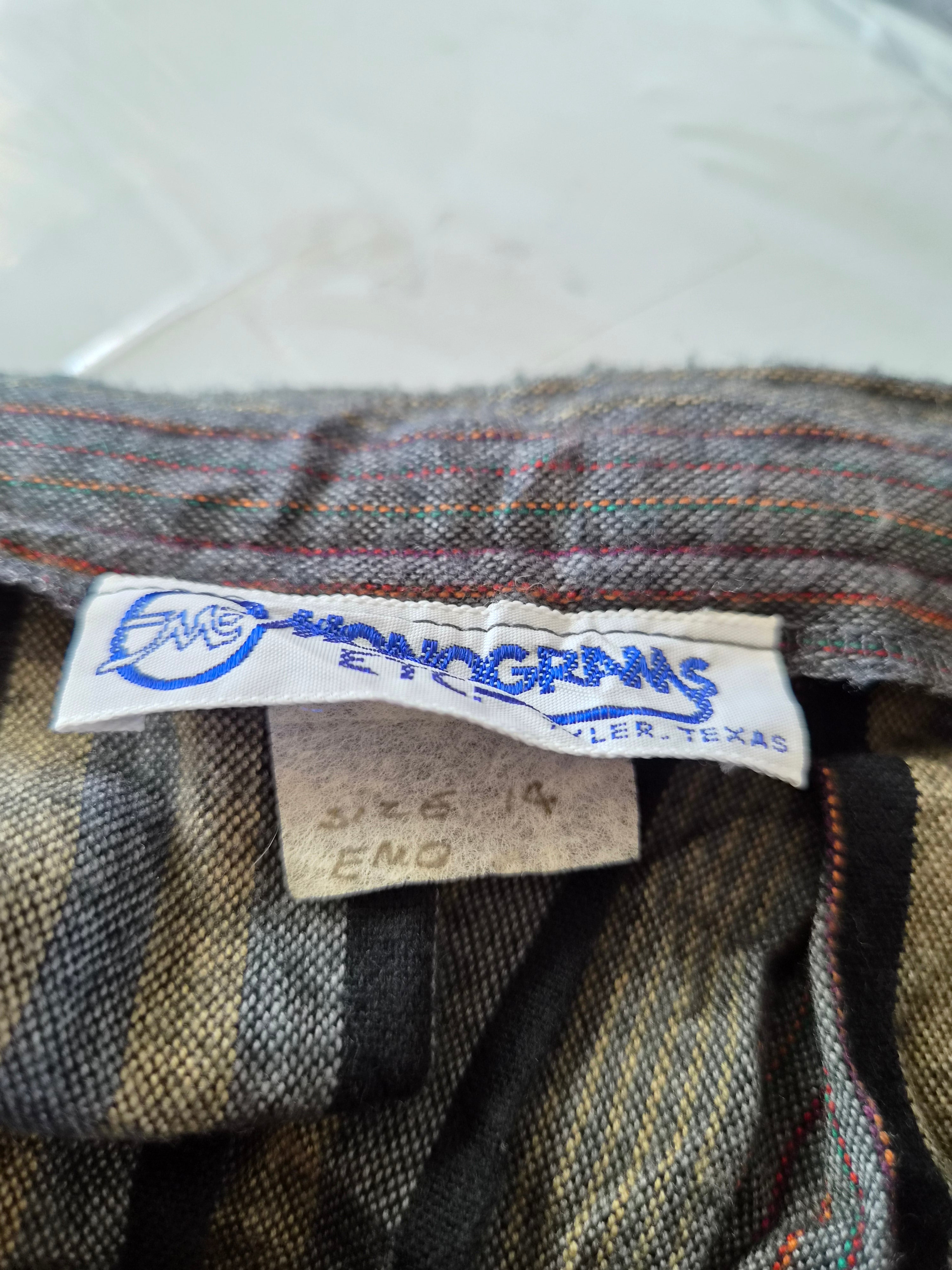 Détail poche latérale et tissu rayures multicolores