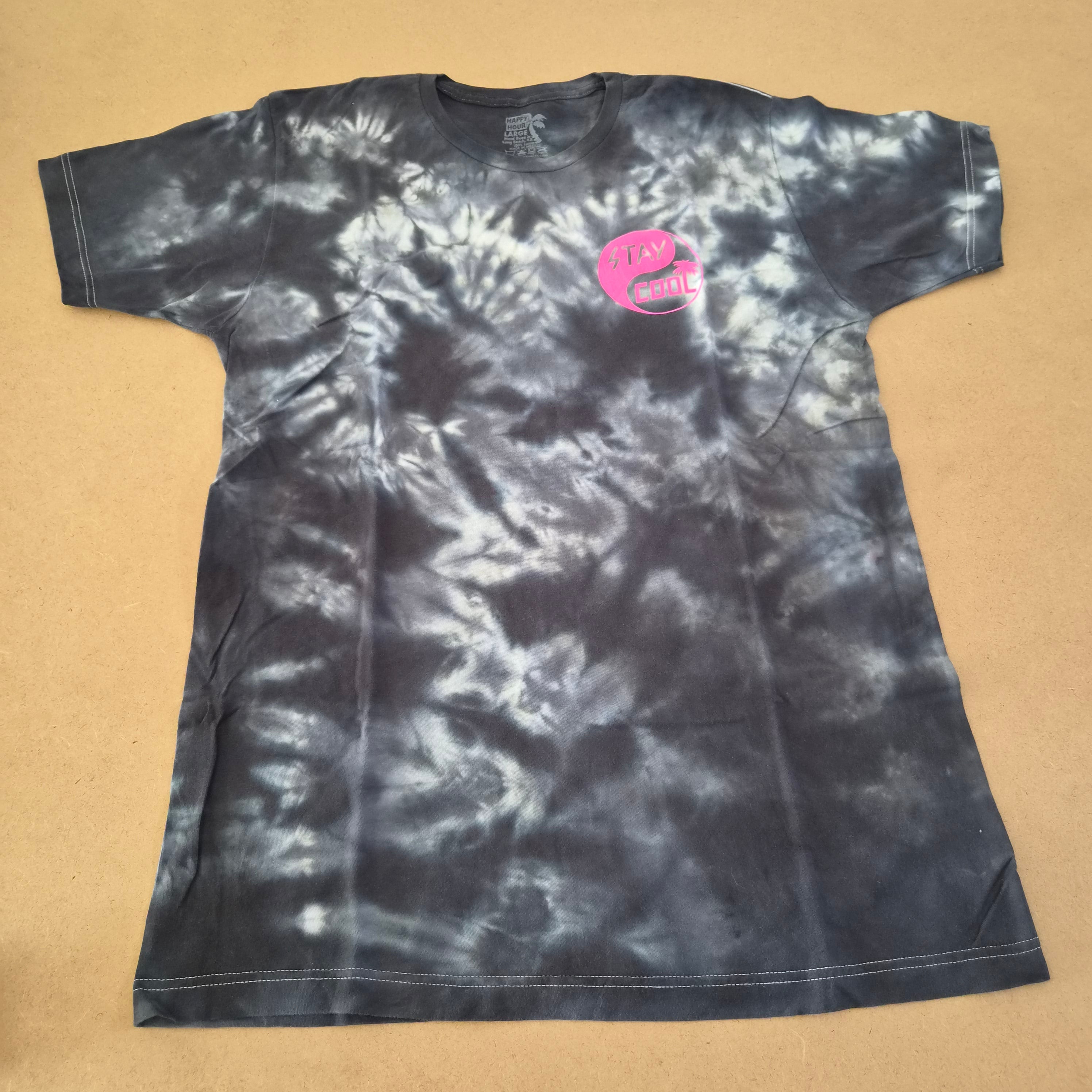 T-shirt Tie-Dye Happy Hour Noir Anthracite — Logo Stay Cool Rose Fluo — L — Hand Dyed Long Beach CA — Très bon état