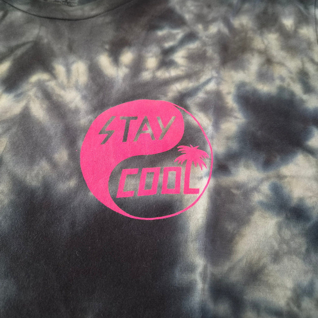 T-shirt Tie-Dye Happy Hour Noir Anthracite — Logo Stay Cool Rose Fluo — L — Hand Dyed Long Beach CA — Très bon état