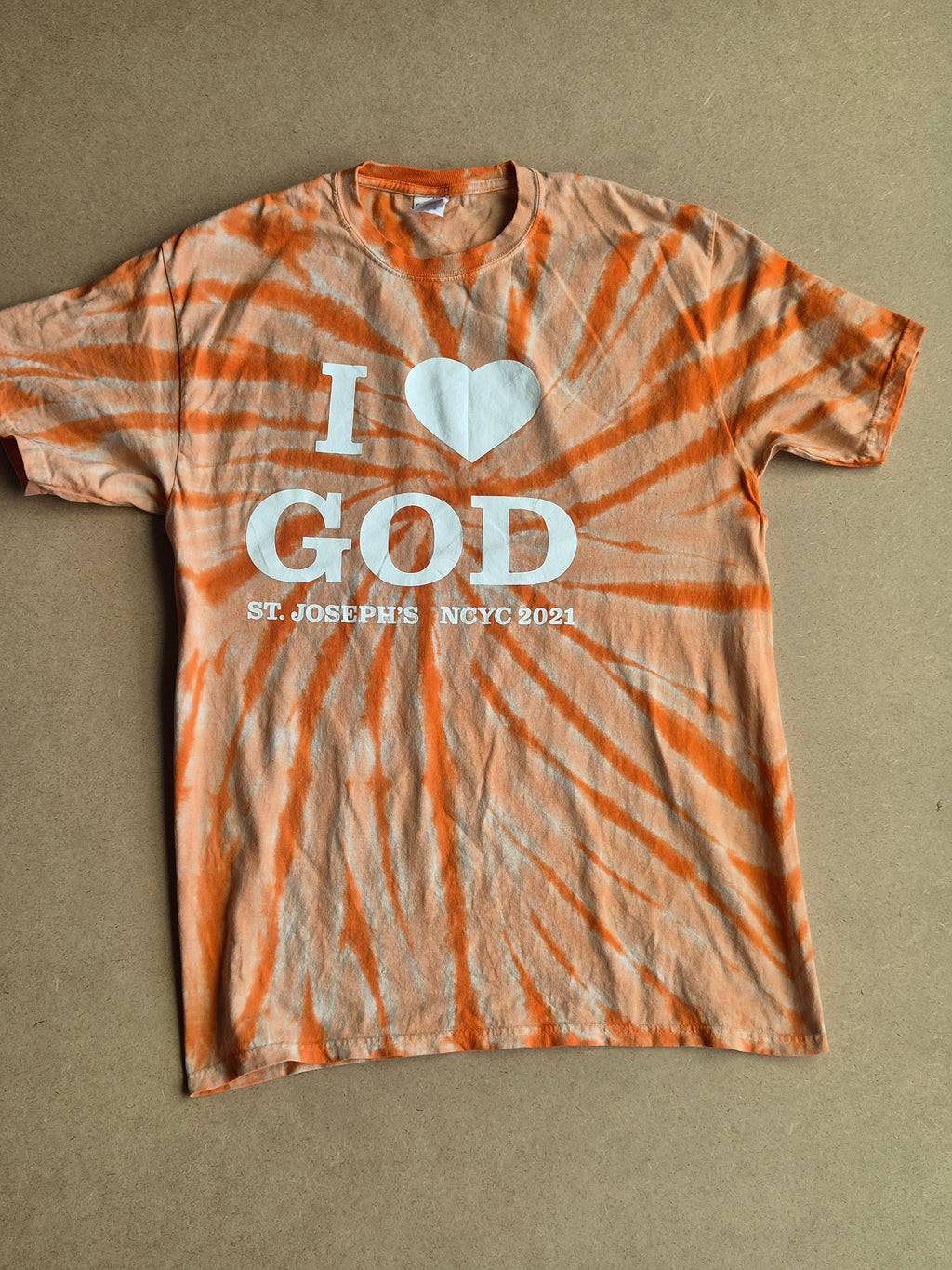 T-shirt tie and dye orange I ♥ God – St. Joseph's NYC 2021 – M