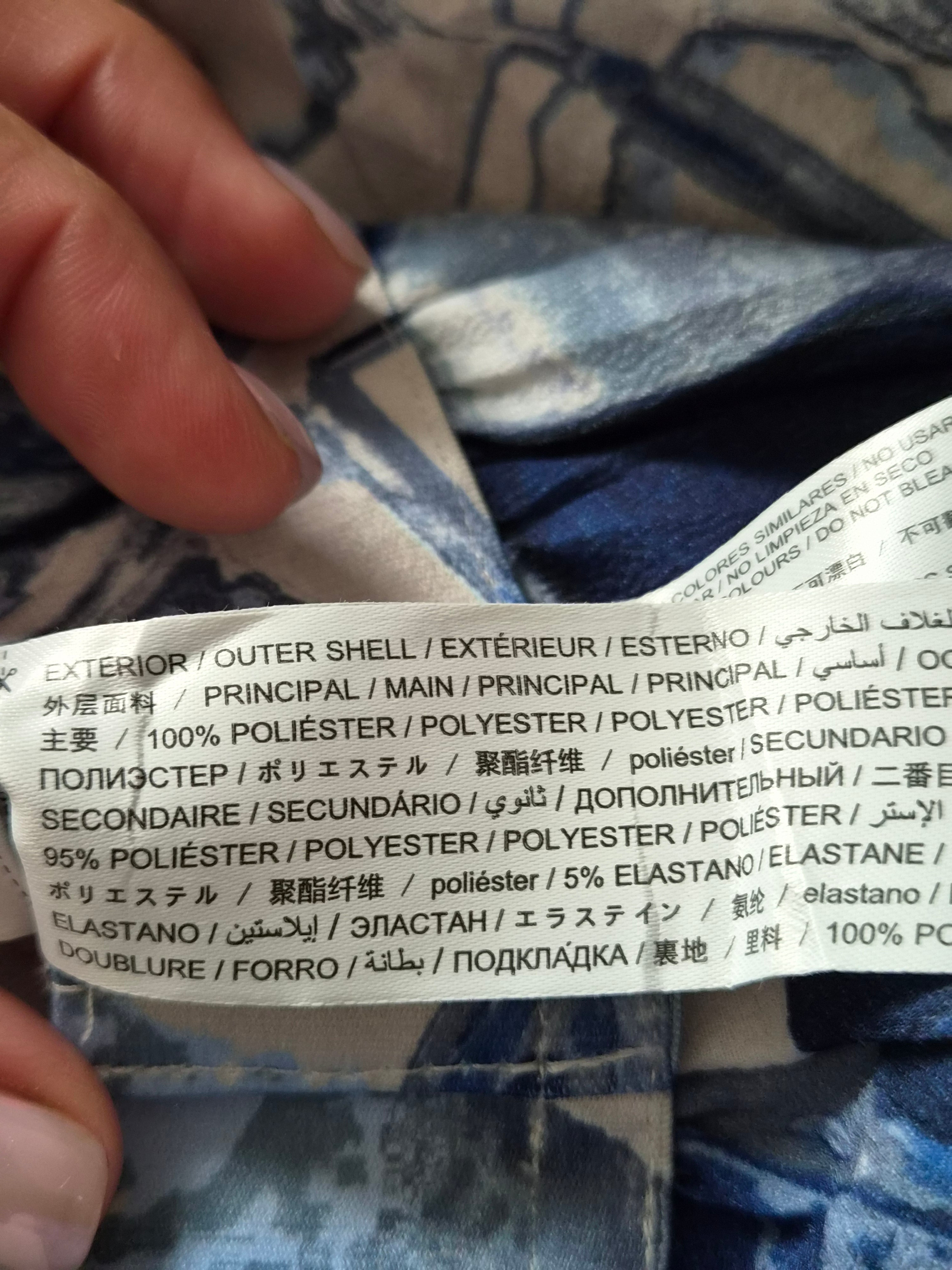 Étiquette composition – 100% Polyester, doublure 95% Polyester 5% Elasthanne