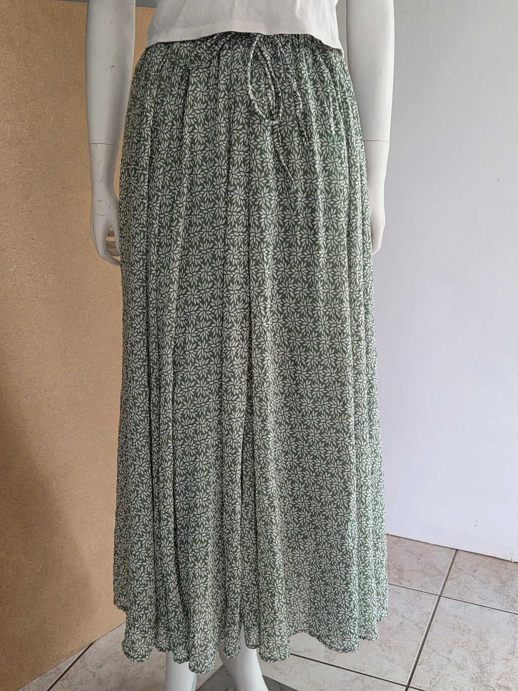 Jupe verte fleurie – vue mannequin de face
