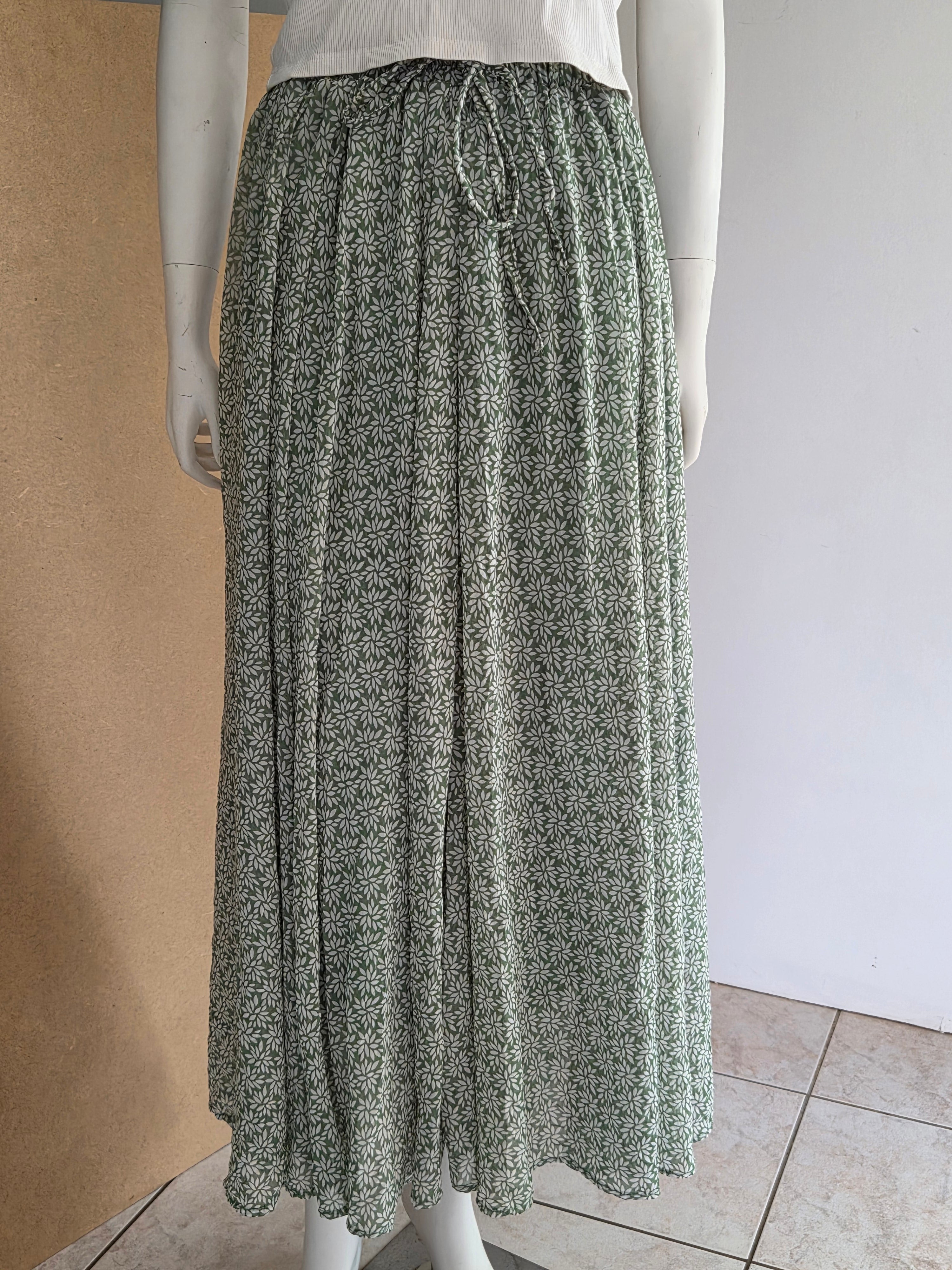Jupe verte fleurie – vue mannequin de face