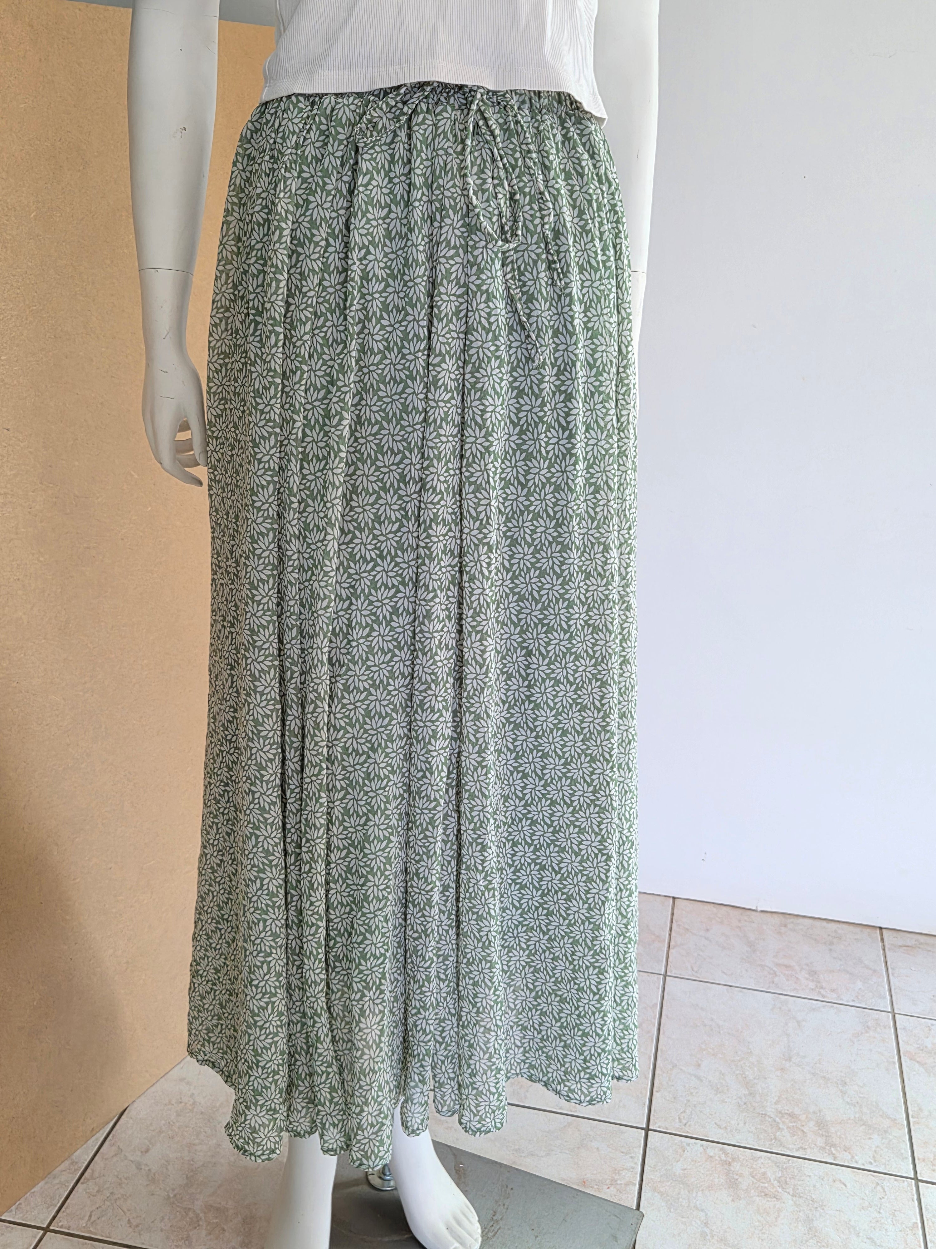 Jupe verte fleurie – vue latérale mannequin