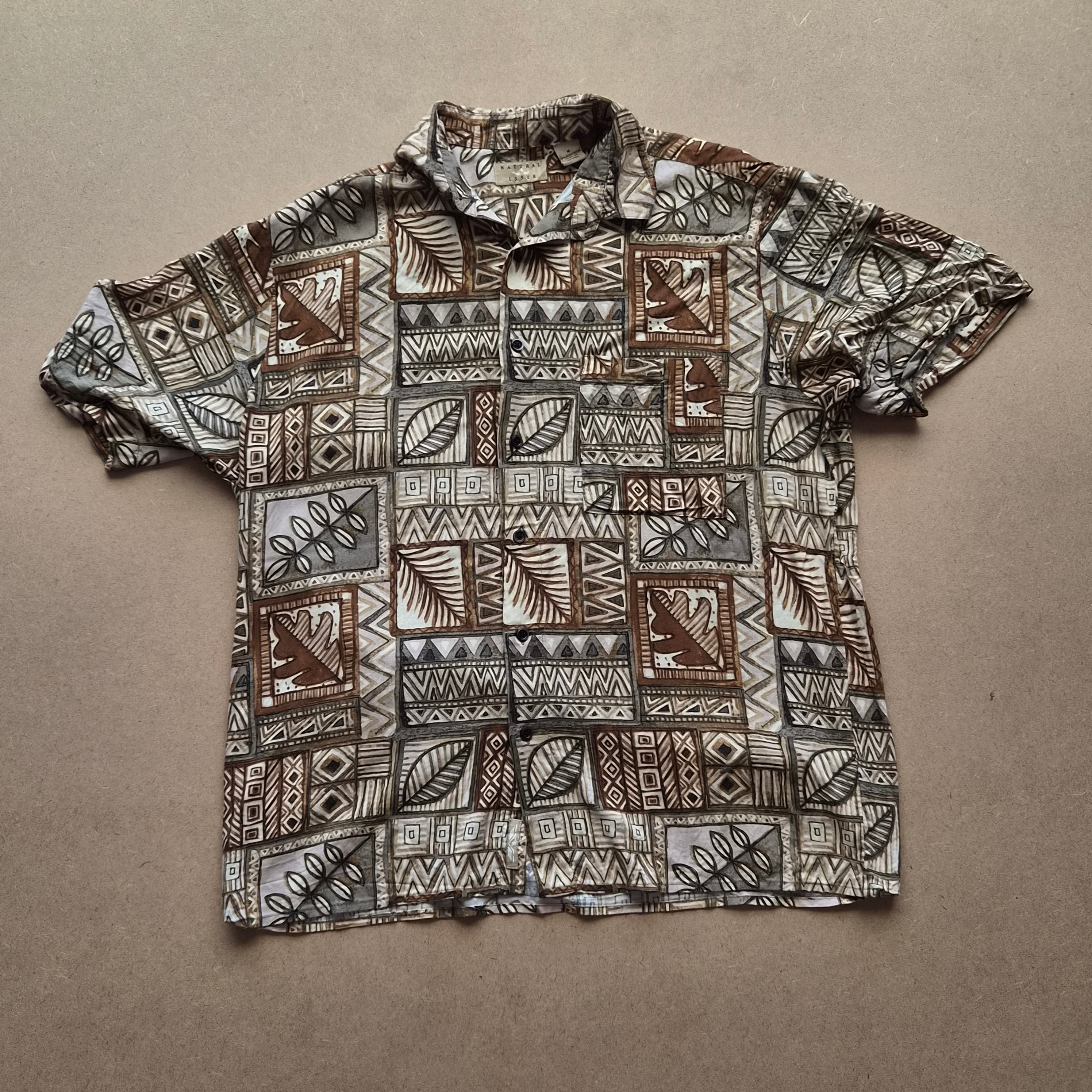 Chemise hawaïenne vintage Natural Issue - motif tiki tribal polynésien tons marron kaki gris - 100% rayon viscose - taille M