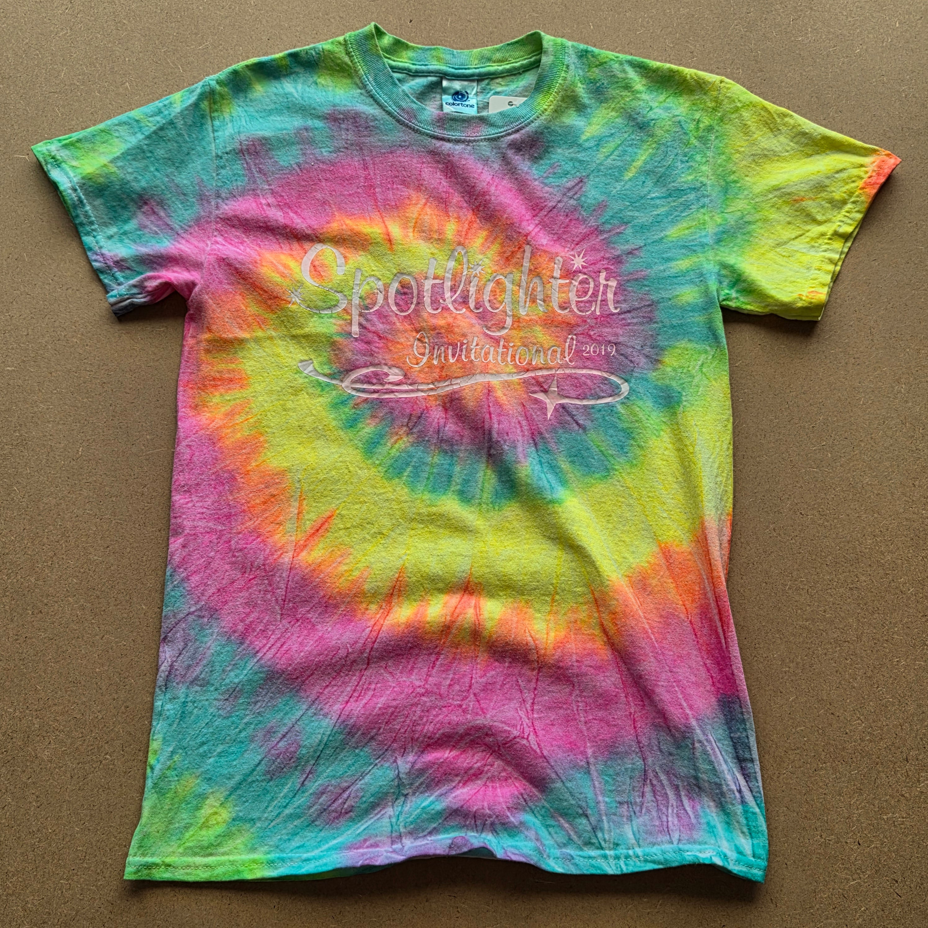 T-shirt tie-dye vintage Colortone - spirale multicolore rose jaune vert orange - Spotlighter Invitational 2019 - taille S