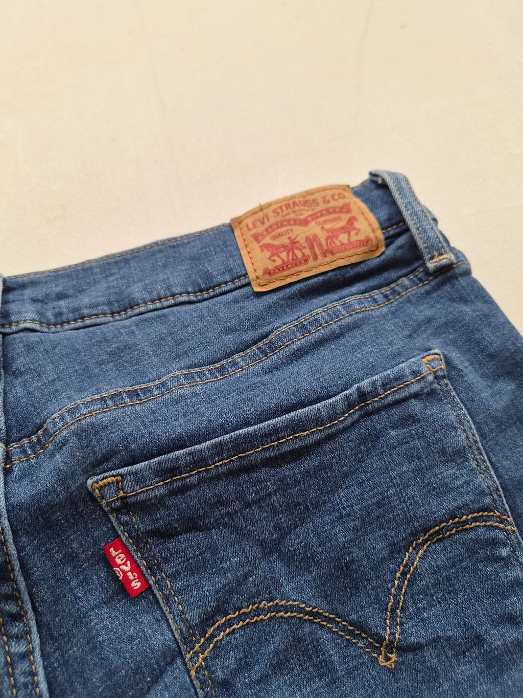 Gros plan du patch Levi's et de la poche arrière du jean bleu