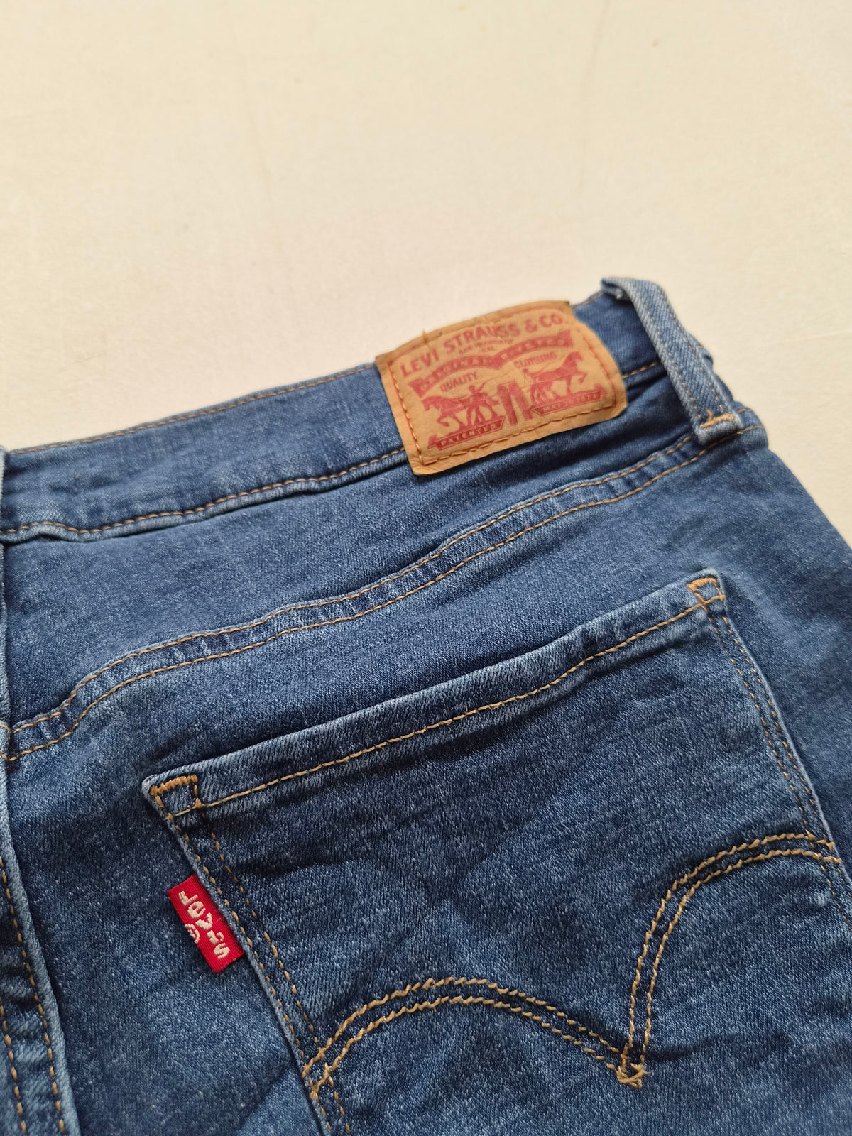 Gros plan du patch Levi's et de la poche arrière du jean bleu
