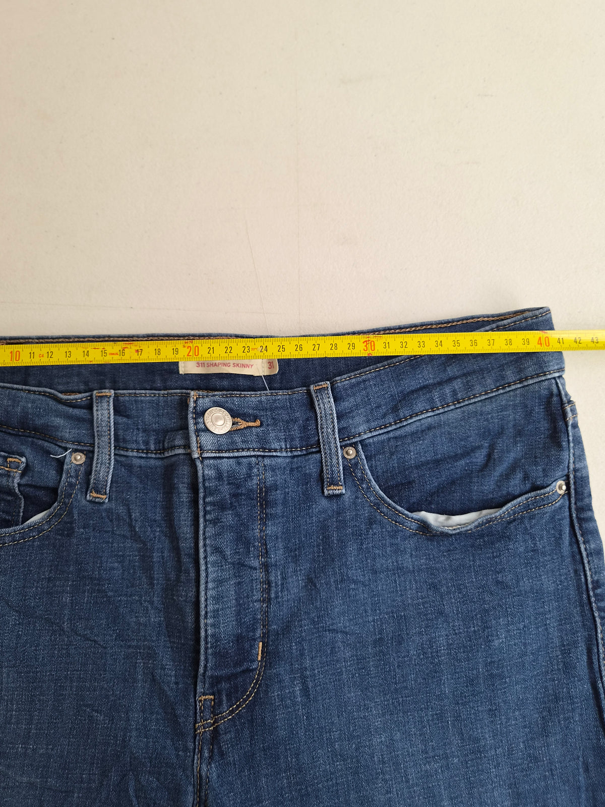 Mesure de la largeur de taille à plat du jean Levi's 311 W31
