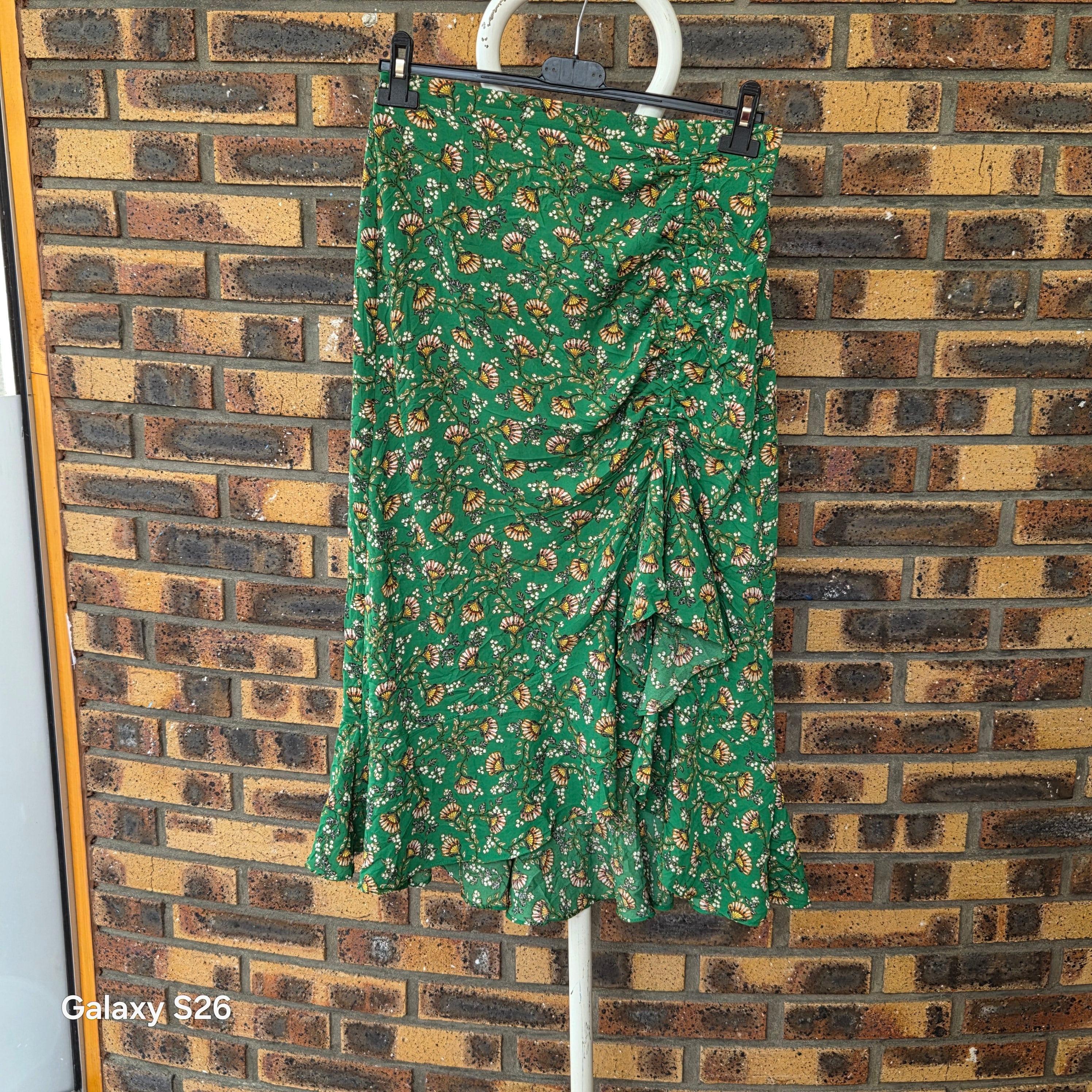 Jupe midi Max Studio verte à fleurs volantée taille M