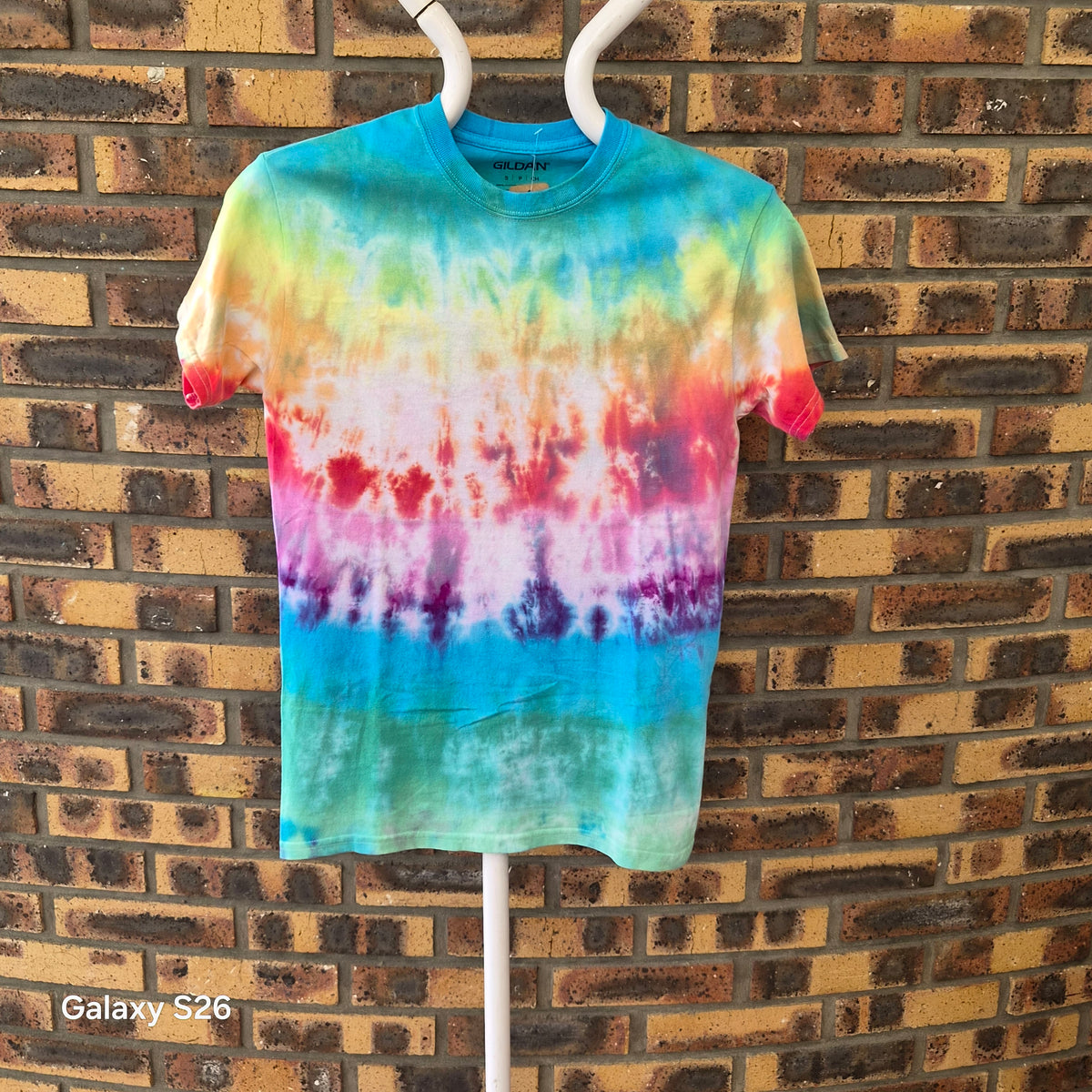 T-shirt Gildan Softstyle tie-dye arc-en-ciel – S