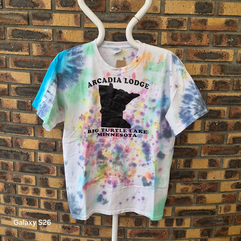T-shirt Arcadia Lodge Big Turtle Lake Minnesota tie-dye – L