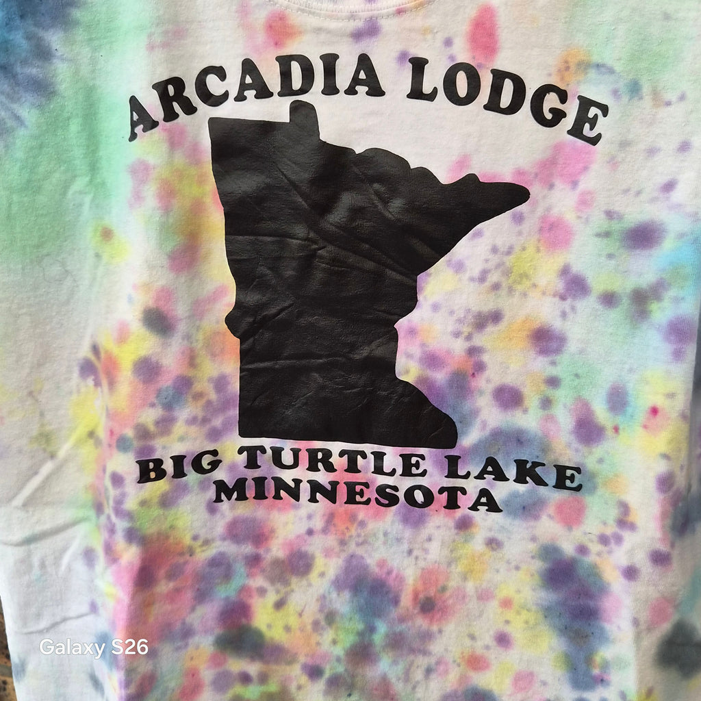 T-shirt Arcadia Lodge Big Turtle Lake Minnesota tie-dye – L