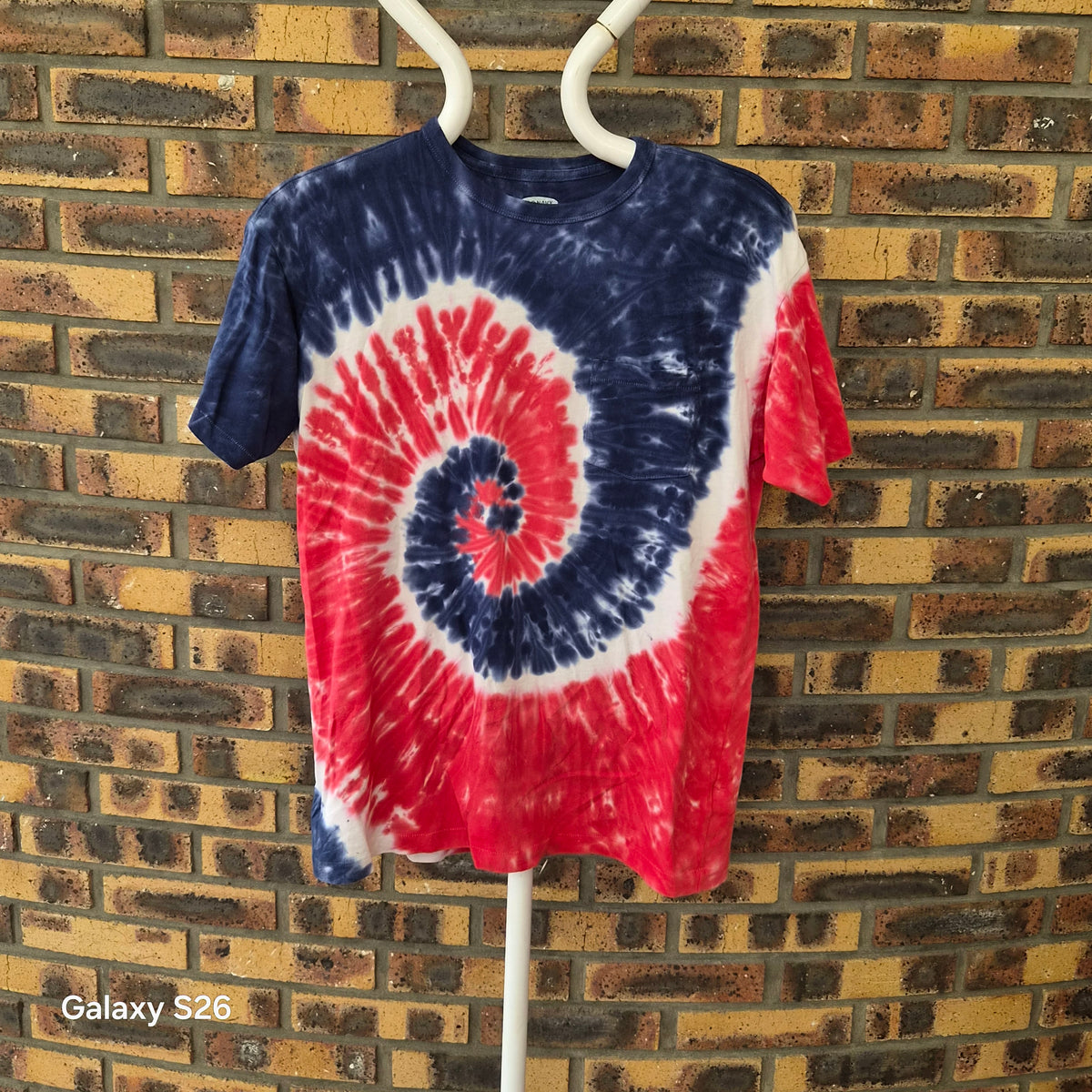 T-shirt tie-dye spirale rouge blanc bleu Old Navy taille S