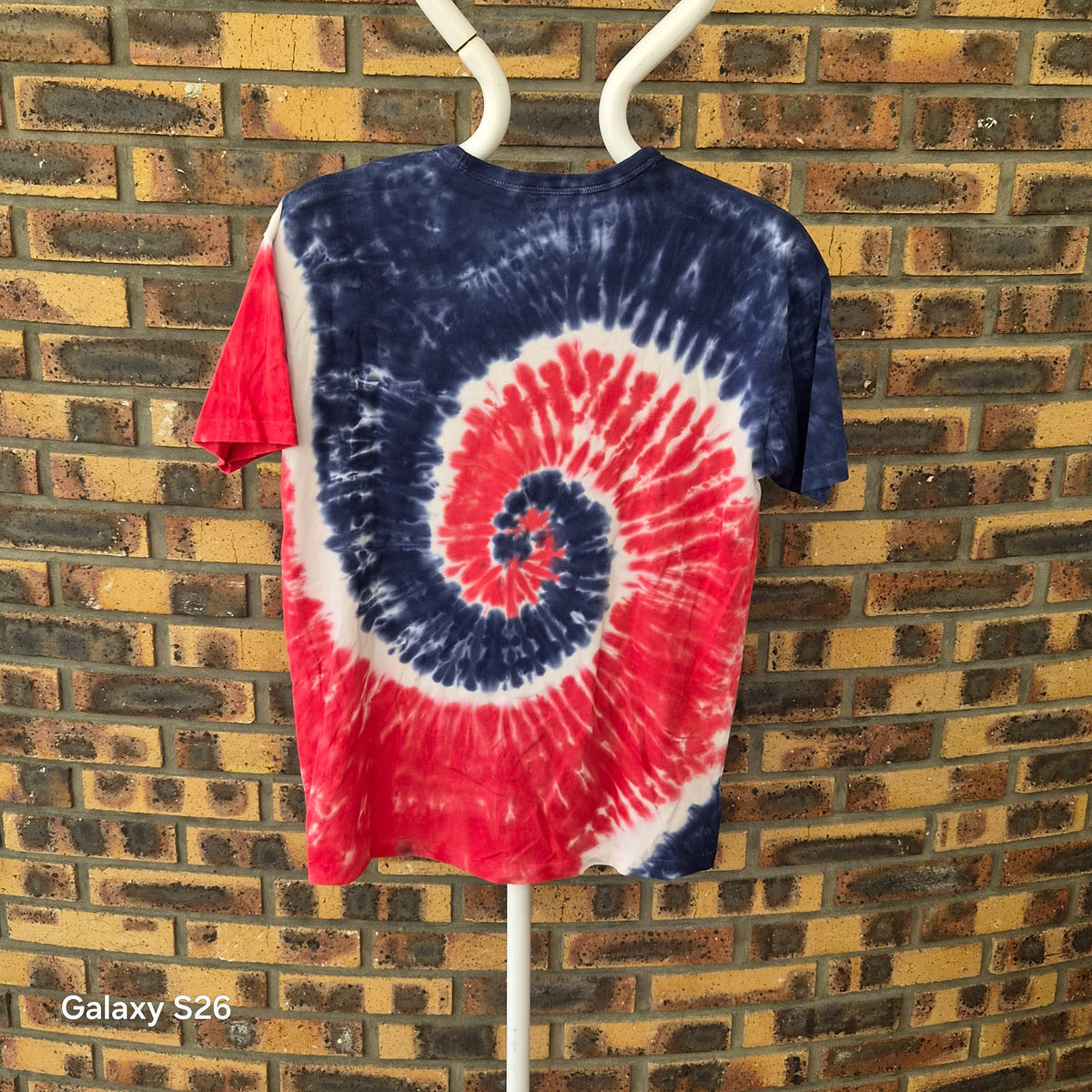 T-shirt tie-dye spirale rouge blanc bleu Old Navy taille S