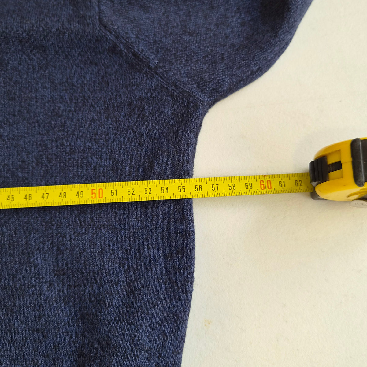 Pull homme col V bleu en laine mérinos – Taille L – Made in Italy