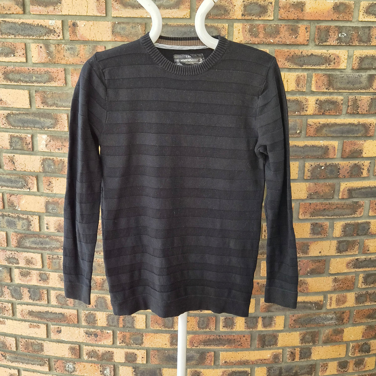 Pull Urban Behaviour noir rayé – L unisexe