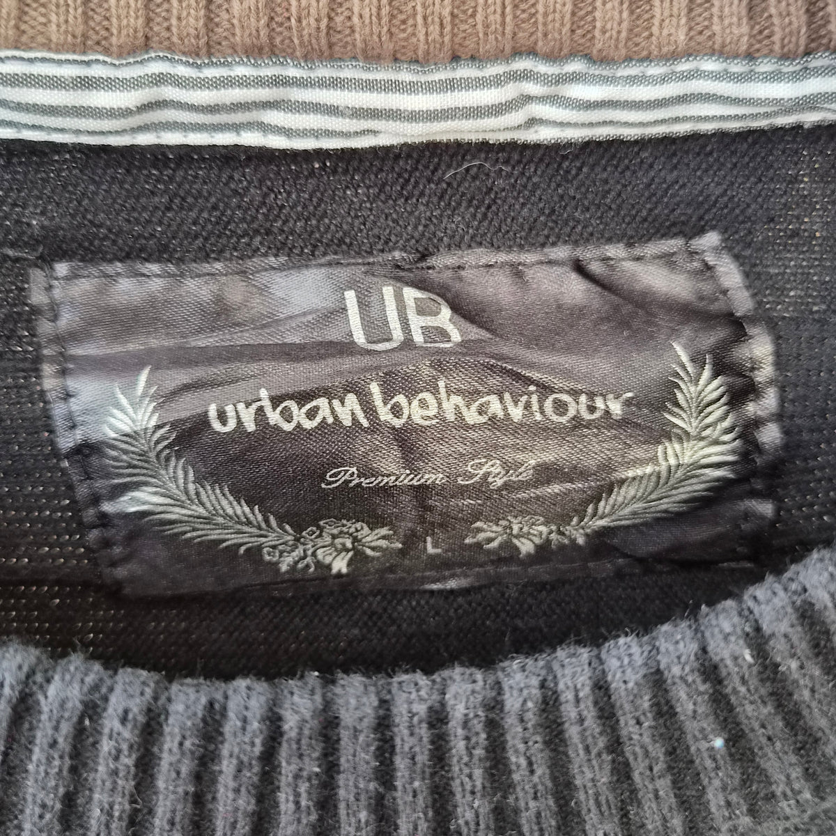 Pull Urban Behaviour noir rayé – L unisexe