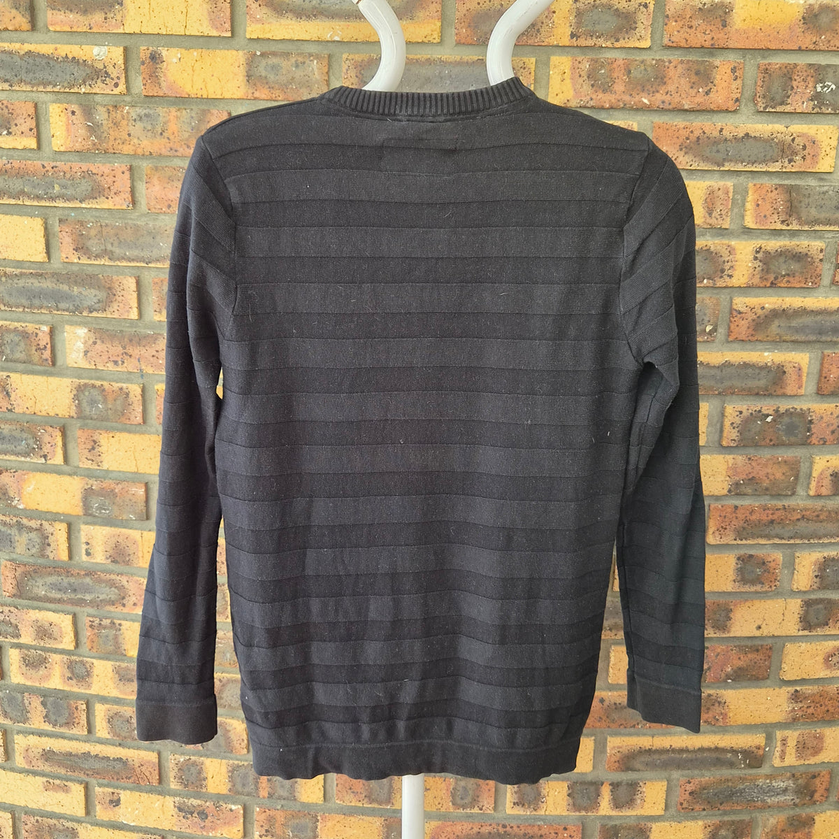 Pull Urban Behaviour noir rayé – L unisexe