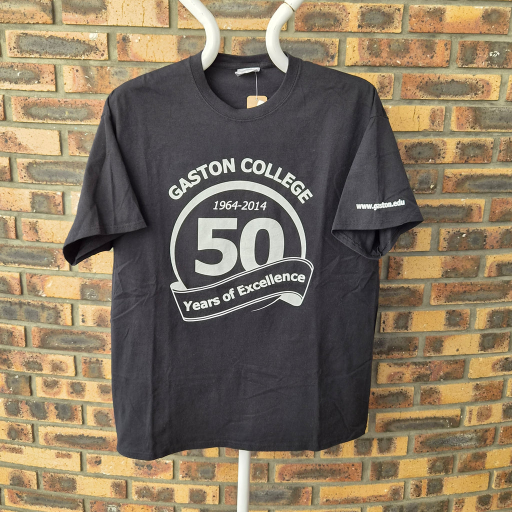 T-shirt Port & Company Gaston College 50 Years of Excellence 1964-2014 Noir — 100% Coton — XL — Très bon état