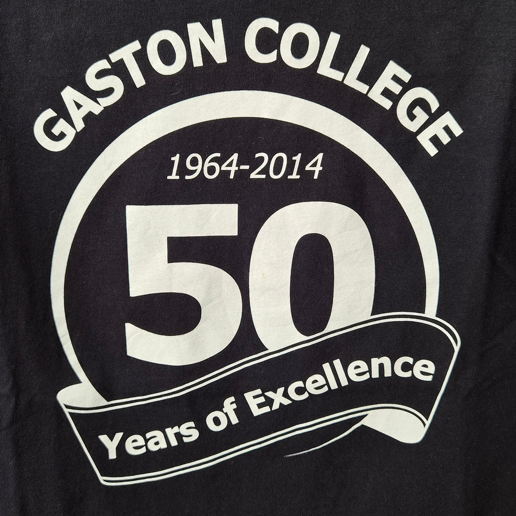 T-shirt Port & Company Gaston College 50 Years of Excellence 1964-2014 Noir — 100% Coton — XL — Très bon état