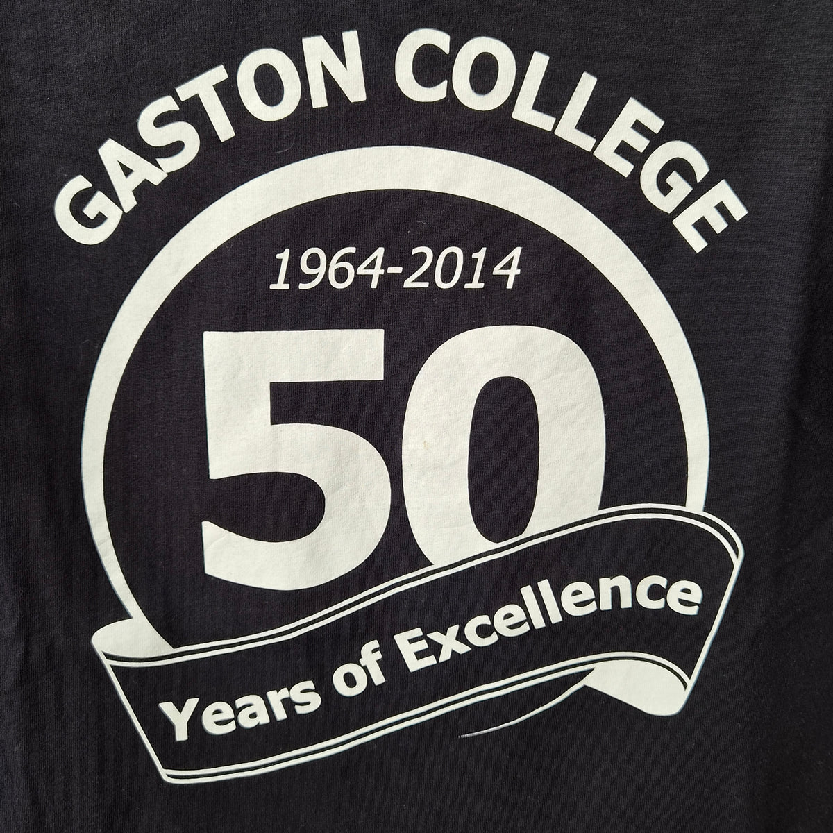 T-shirt Port & Company Gaston College 50 Years of Excellence 1964-2014 Noir — 100% Coton — XL — Très bon état