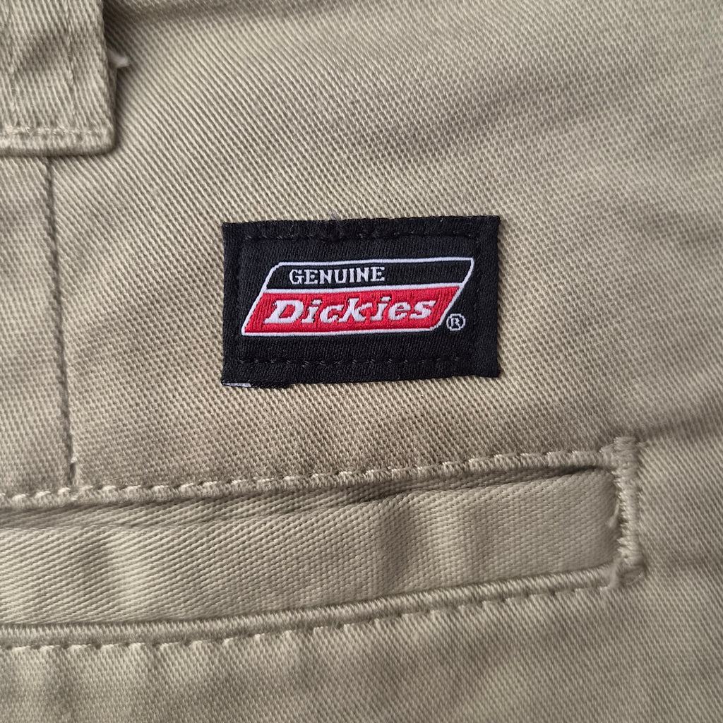 Logo Dickies cousu sur la poche arrière du pantalon beige femme