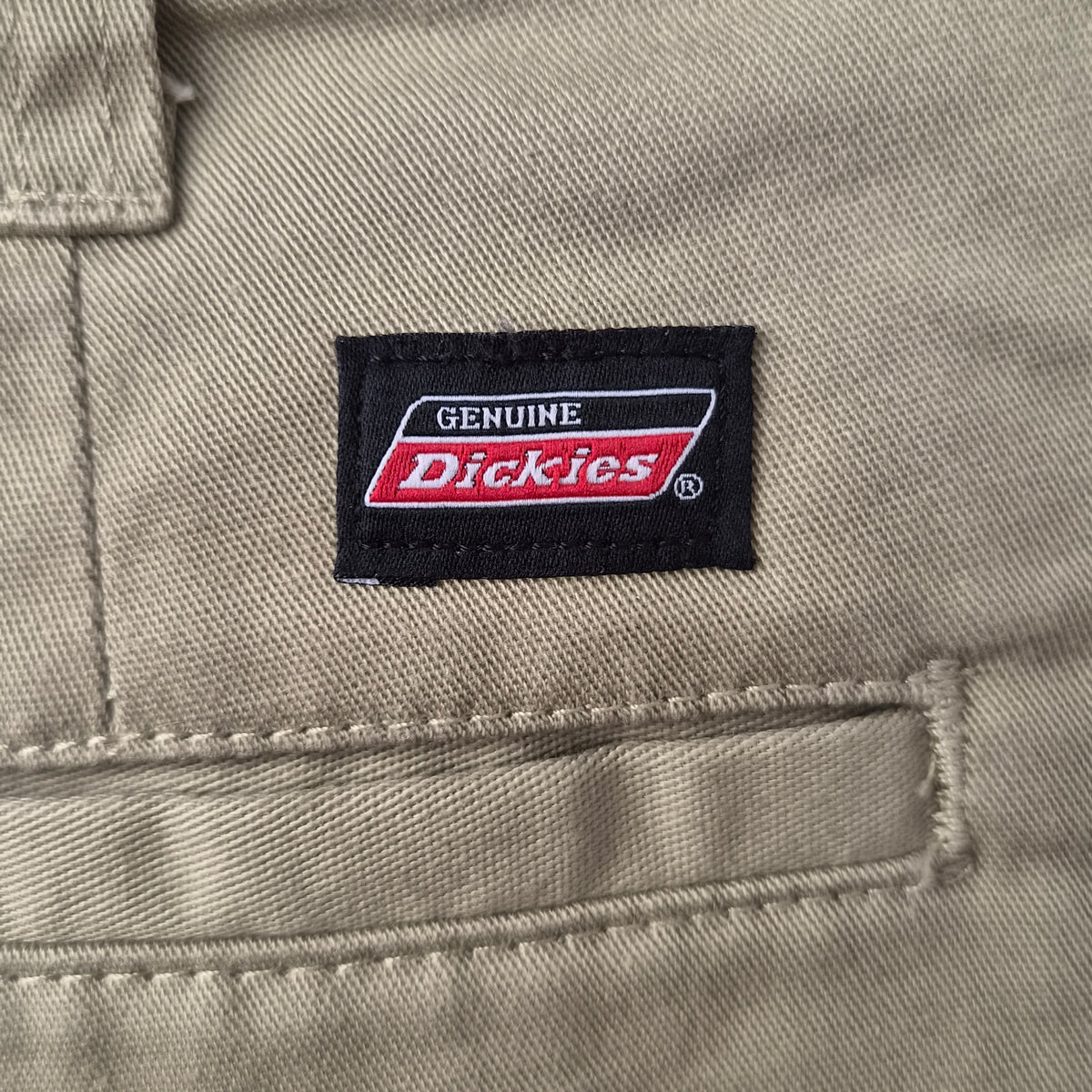 Logo Dickies cousu sur la poche arrière du pantalon beige femme