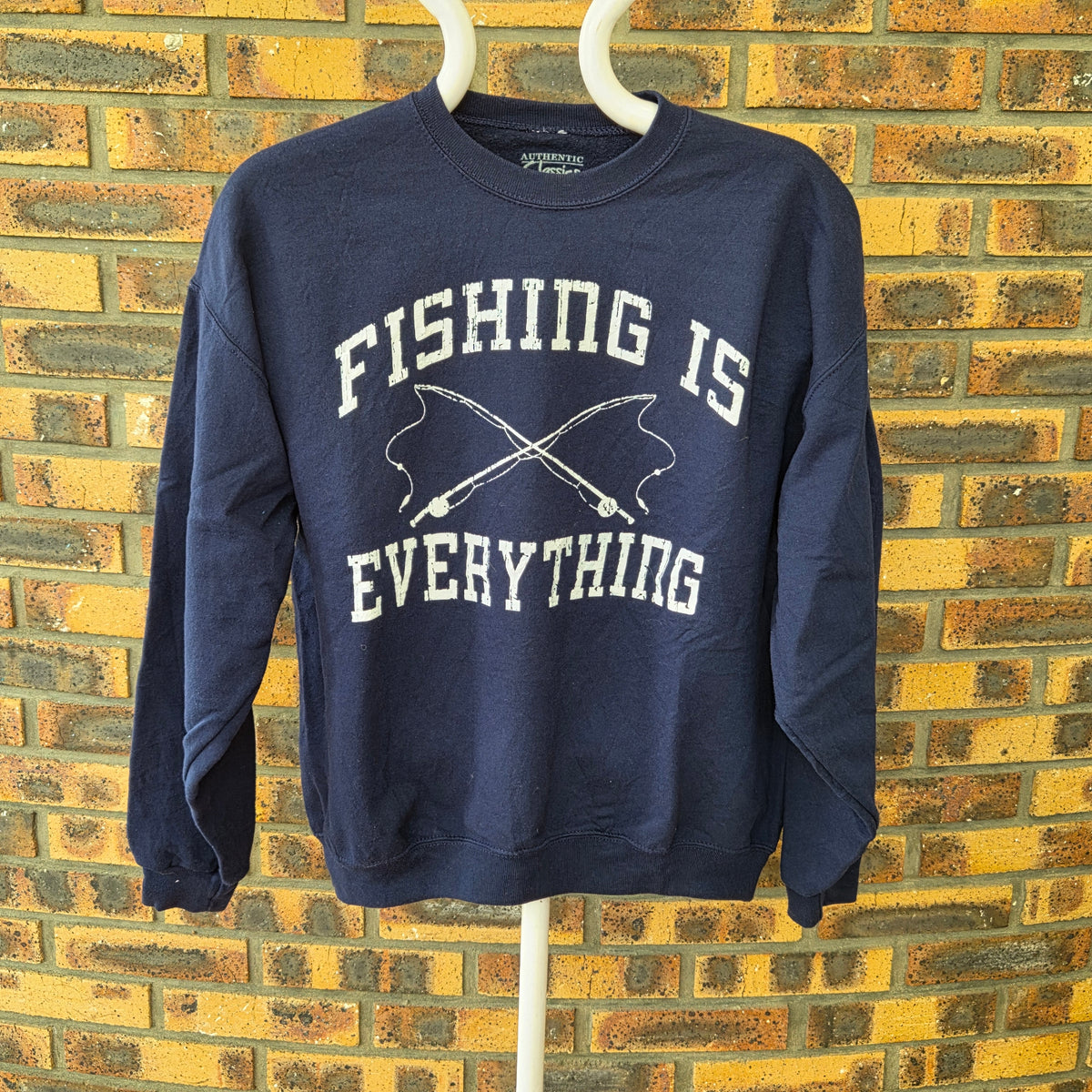 Sweat vintage Fishing Is Everything – Authentic Classics – L