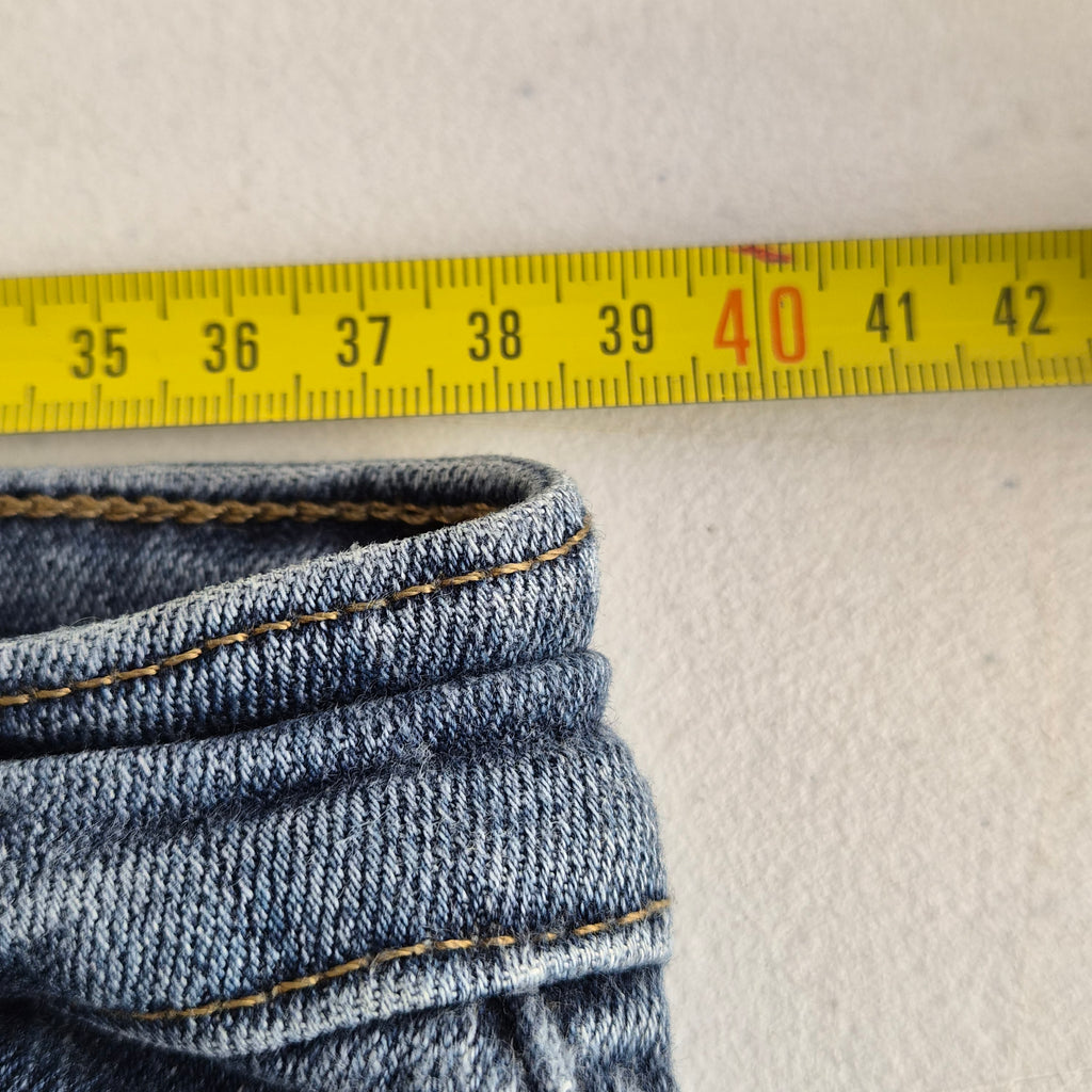 Mesure de la largeur de taille à plat du jean Levi's 711 W30