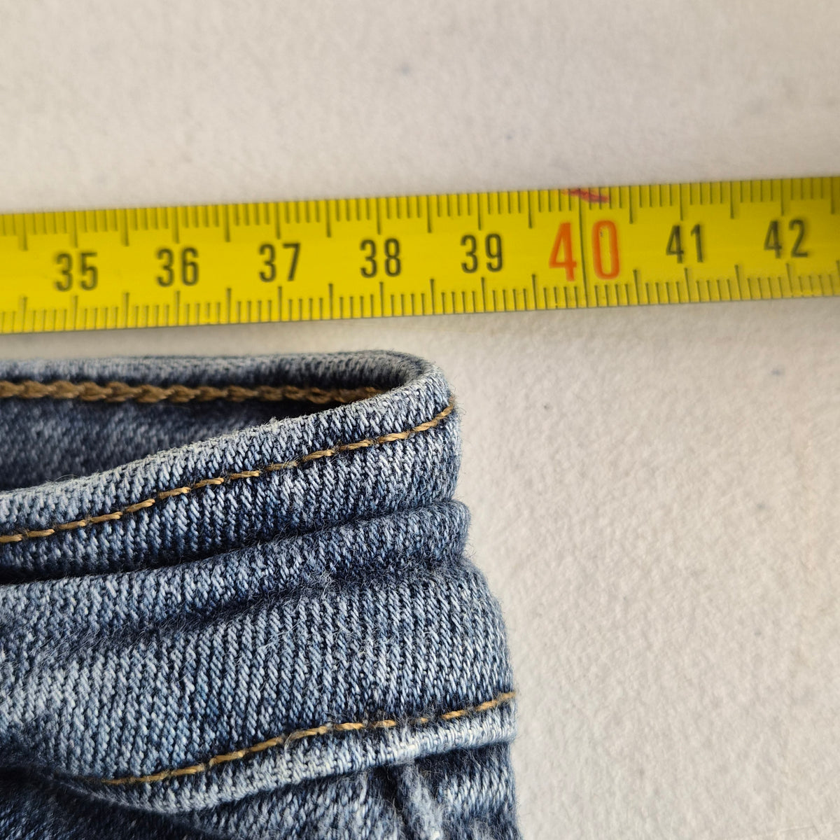 Mesure de la largeur de taille à plat du jean Levi's 711 W30