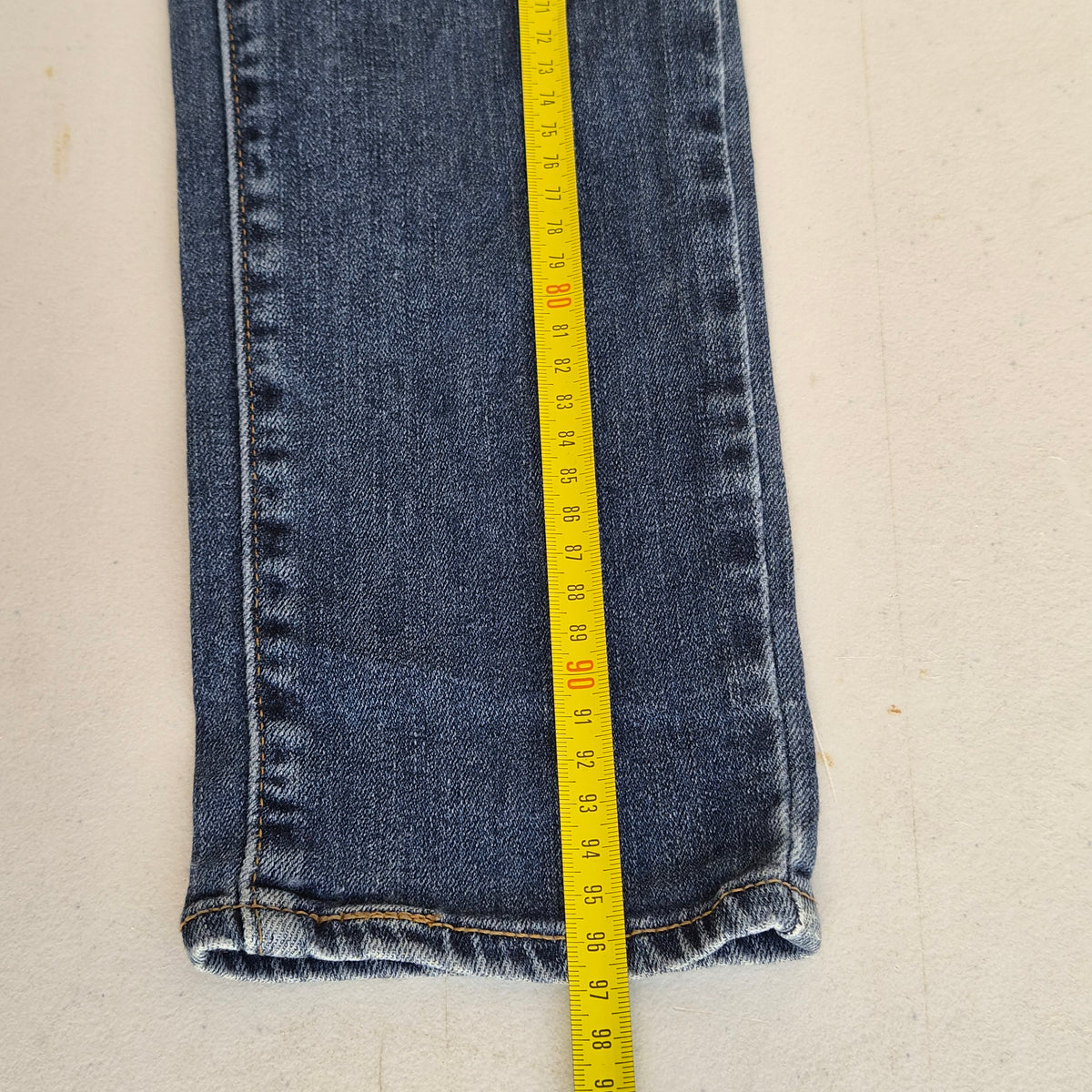 Mesure de la longueur totale du jean Levi's 711 Skinny