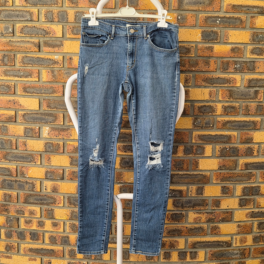 Jean Levi's 711 Skinny femme W30 bleu délavé, avec déchirures aux genoux, vue de face