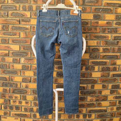 Jean Levi's 711 Skinny femme bleu délavé, vue de dos avec poches arrière