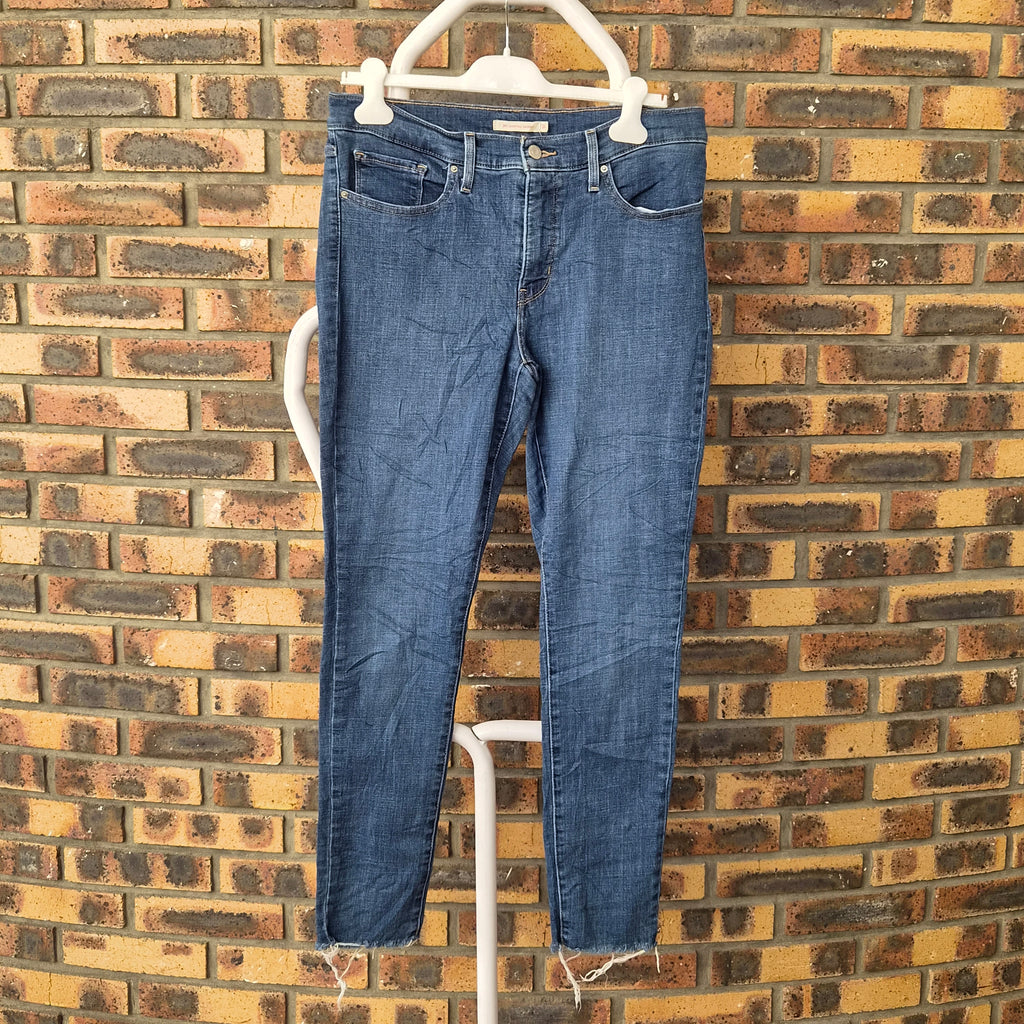 Jean Levi's 311 Shaping Skinny femme W31 en denim bleu délavé, vue de face