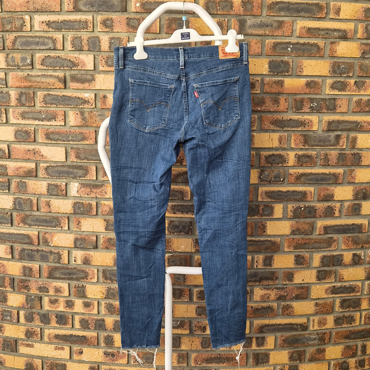 Jean Levi's 311 Shaping Skinny bleu, vue arrière avec poches