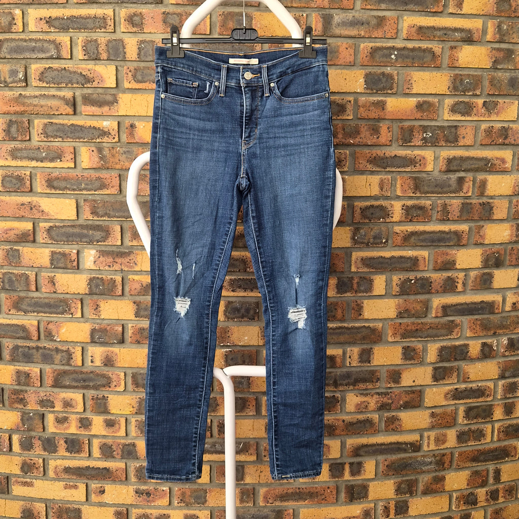 Jean Levi's 311 Shaping Skinny femme W28 L30, bleu délavé avec déchirures aux genoux, vue de face