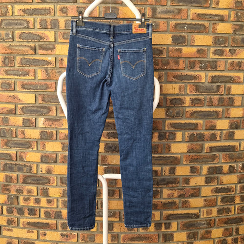 Jean Levi's 311 Shaping Skinny femme bleu, vue de dos avec poches arrière et patch Levi's